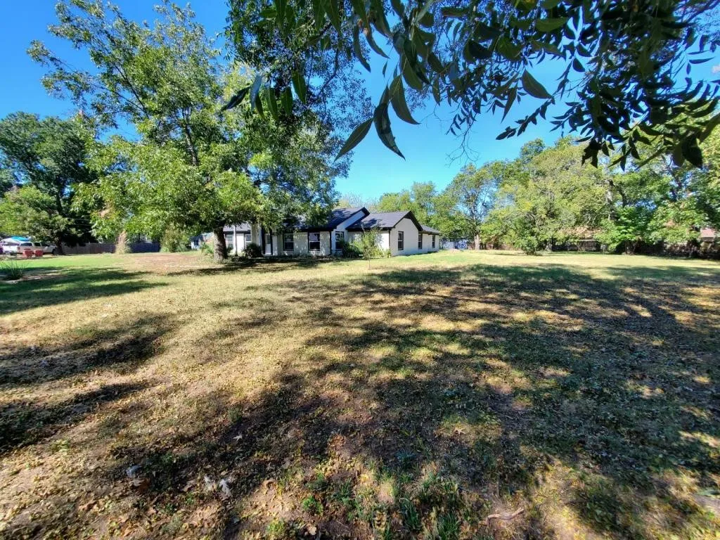Single Family Residence For Rent in Fannin County , 503 E 13th Street, Bonham, Texas 75418, 4 Bedroom, 3 Bathroom, 2 Garage spaces, 2,700 Sqft, built in 1950, mls#21345420, Real Estate Agent in Bonham, Homes For Rent in Fannin county, Homes For Rent in Bonham, Realtor in Bonham Texas, Real Estate Brokerage Independent Realty Texas, Luminita Cordes Realtor