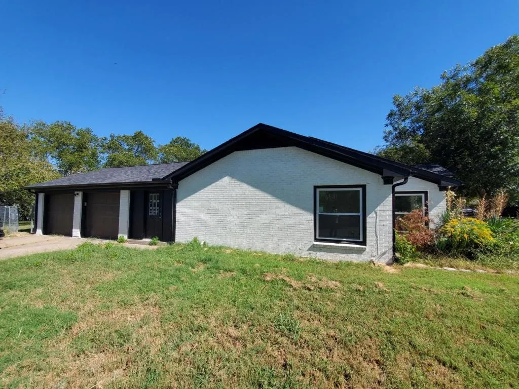 Single Family Residence For Rent in Fannin County , 503 E 13th Street, Bonham, Texas 75418, 4 Bedroom, 3 Bathroom, 2 Garage spaces, 2,700 Sqft, built in 1950, mls#21345420, Real Estate Agent in Bonham, Homes For Rent in Fannin county, Homes For Rent in Bonham, Realtor in Bonham Texas, Real Estate Brokerage Independent Realty Texas, Luminita Cordes Realtor