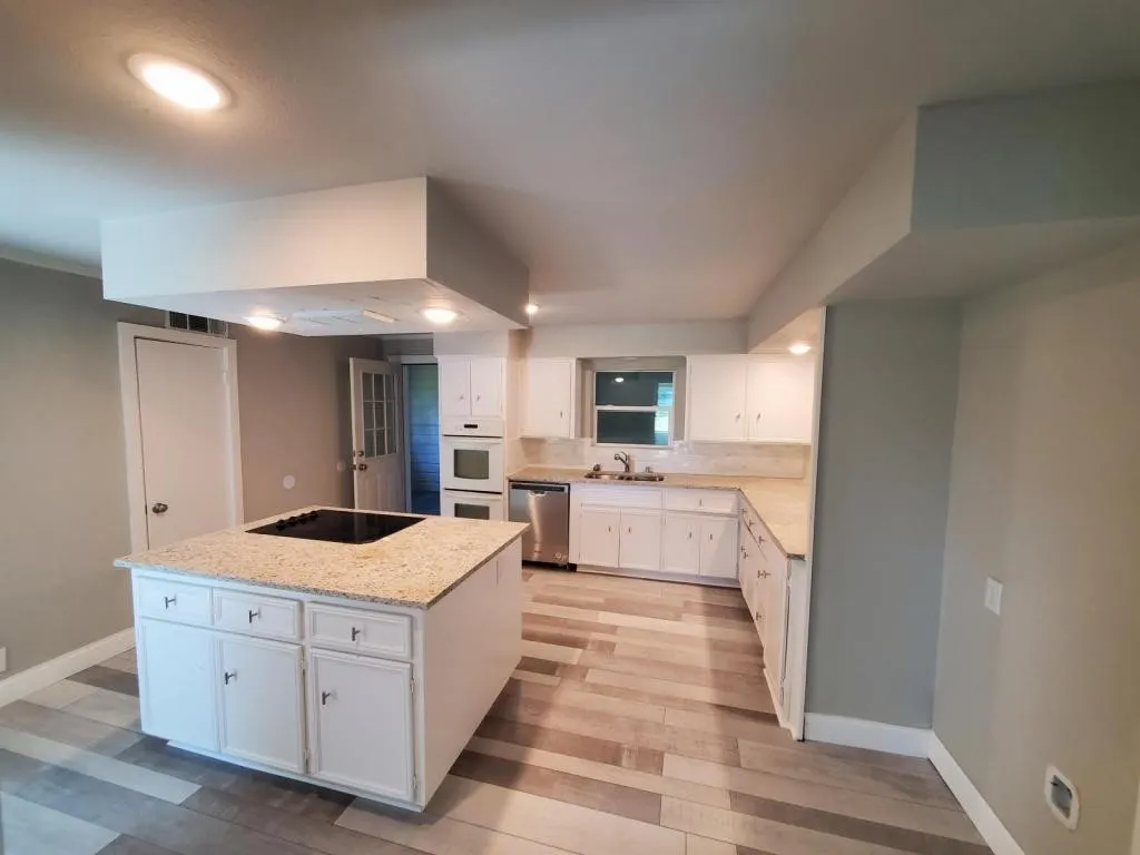 Single Family Residence For Rent in Fannin County , 503 E 13th Street, Bonham, Texas 75418, 4 Bedroom, 3 Bathroom, 2 Garage spaces, 2,700 Sqft, built in 1950, mls#21345420, Real Estate Agent in Bonham, Homes For Rent in Fannin county, Homes For Rent in Bonham, Realtor in Bonham Texas, Real Estate Brokerage Independent Realty Texas, Luminita Cordes Realtor