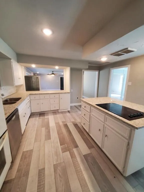Single Family Residence For Rent in Fannin County , 503 E 13th Street, Bonham, Texas 75418, 4 Bedroom, 3 Bathroom, 2 Garage spaces, 2,700 Sqft, built in 1950, mls#21345420, Real Estate Agent in Bonham, Homes For Rent in Fannin county, Homes For Rent in Bonham, Realtor in Bonham Texas, Real Estate Brokerage Independent Realty Texas, Luminita Cordes Realtor
