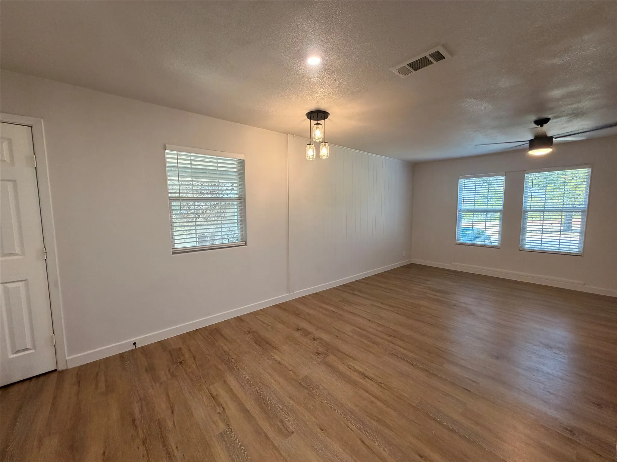 Single Family Residence For Rent in Dallas County , 12244 Willowdell Drive, Dallas, Texas 75243, 4 Bedroom, 2 Bathroom, Garage spaces, 1,255 Sqft, built in 1957, mls#21347414, Real Estate Agent in Dallas, Homes For Rent in Dallas county, Homes For Rent in Dallas, Realtor in Dallas Texas, Real Estate Brokerage Independent Realty Texas, Luminita Cordes Realtor