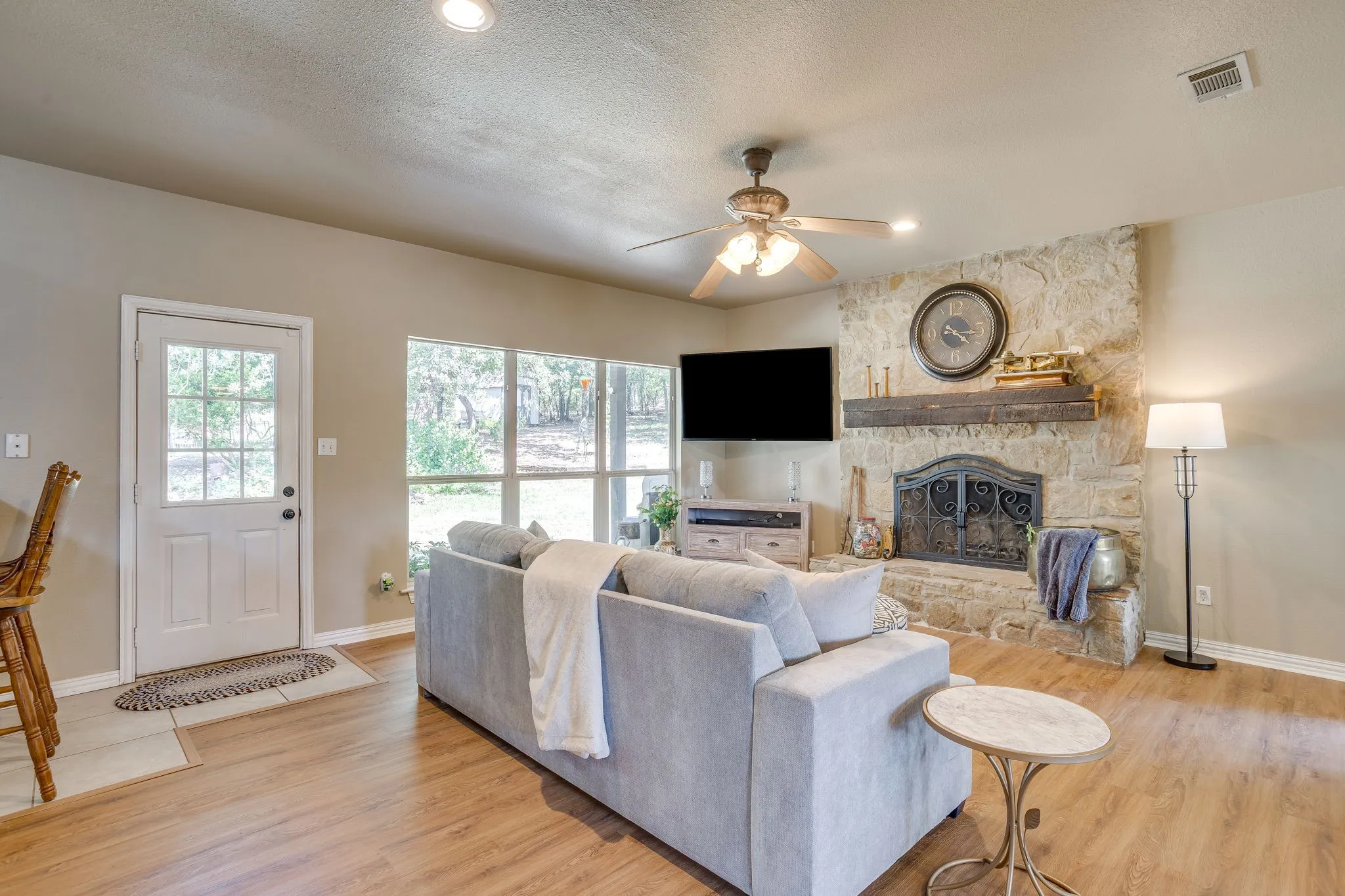Single Family Residence For Sale in Johnson County , 1129 Crazy Horse Trail, Burleson, Texas 76028, 4 Bedroom, 4 Bathroom, 2 Garage spaces, 2,441 Sqft, built in 2002, mls#21347300, Real Estate Agent in Burleson, Homes For Sale in Johnson county, Homes For Sale in Burleson, Realtor in Burleson Texas, Real Estate Brokerage Independent Realty Texas, Luminita Cordes Realtor