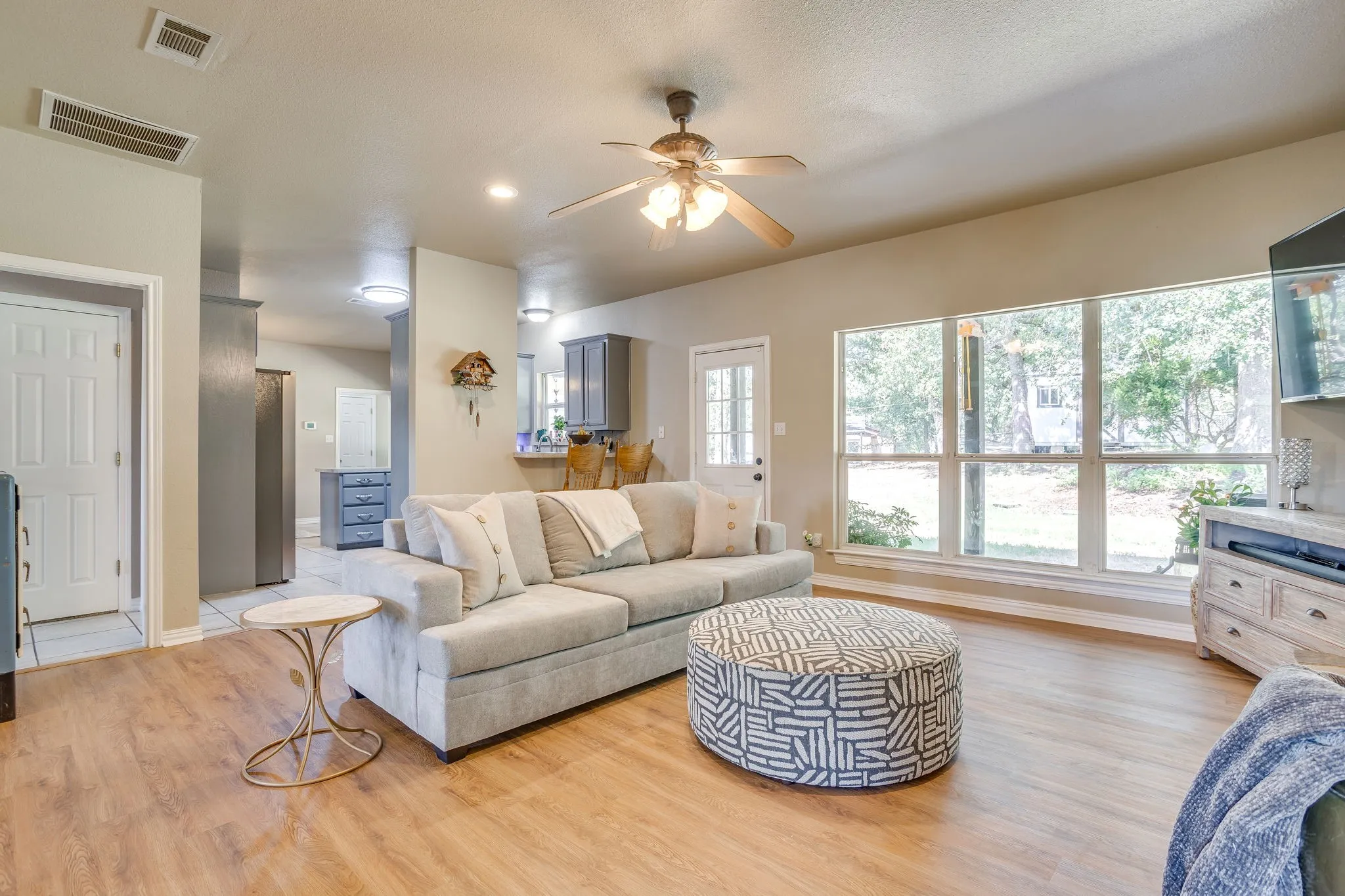 Single Family Residence For Sale in Johnson County , 1129 Crazy Horse Trail, Burleson, Texas 76028, 4 Bedroom, 4 Bathroom, 2 Garage spaces, 2,441 Sqft, built in 2002, mls#21347300, Real Estate Agent in Burleson, Homes For Sale in Johnson county, Homes For Sale in Burleson, Realtor in Burleson Texas, Real Estate Brokerage Independent Realty Texas, Luminita Cordes Realtor