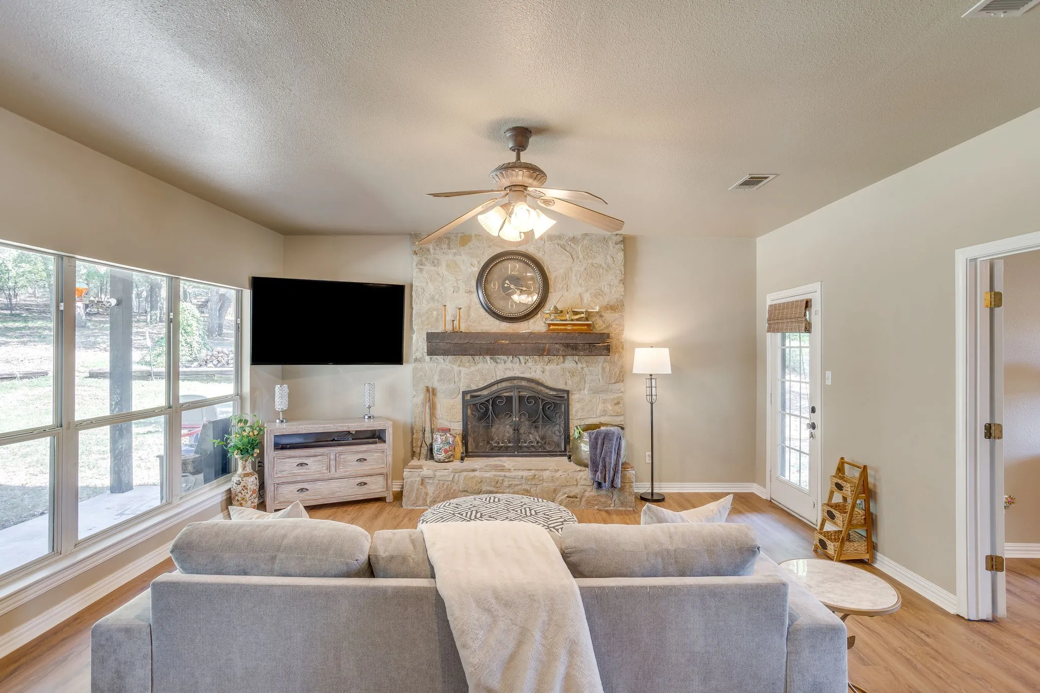 Single Family Residence For Sale in Johnson County , 1129 Crazy Horse Trail, Burleson, Texas 76028, 4 Bedroom, 4 Bathroom, 2 Garage spaces, 2,441 Sqft, built in 2002, mls#21347300, Real Estate Agent in Burleson, Homes For Sale in Johnson county, Homes For Sale in Burleson, Realtor in Burleson Texas, Real Estate Brokerage Independent Realty Texas, Luminita Cordes Realtor