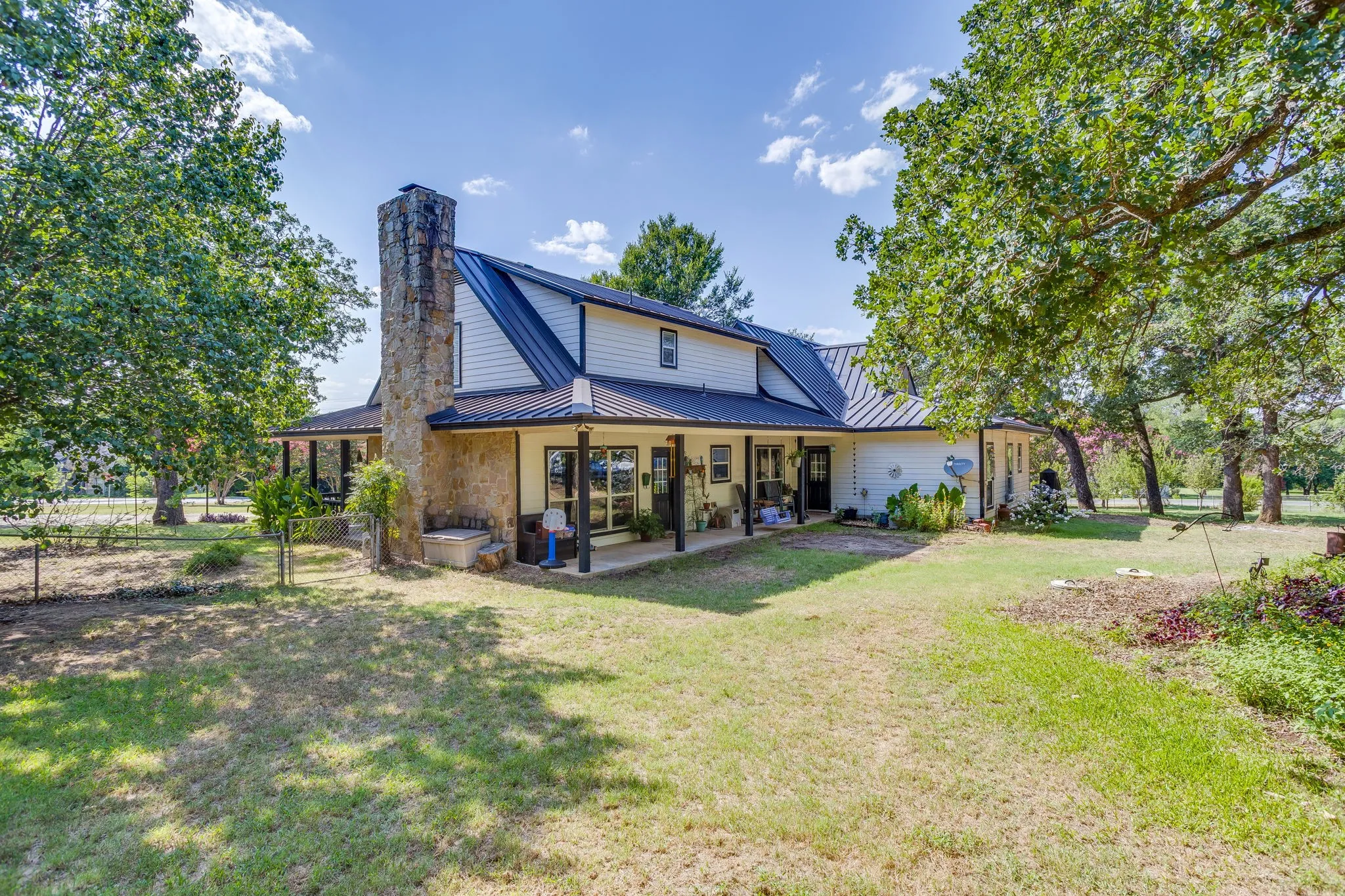 Single Family Residence For Sale in Johnson County , 1129 Crazy Horse Trail, Burleson, Texas 76028, 4 Bedroom, 4 Bathroom, 2 Garage spaces, 2,441 Sqft, built in 2002, mls#21347300, Real Estate Agent in Burleson, Homes For Sale in Johnson county, Homes For Sale in Burleson, Realtor in Burleson Texas, Real Estate Brokerage Independent Realty Texas, Luminita Cordes Realtor