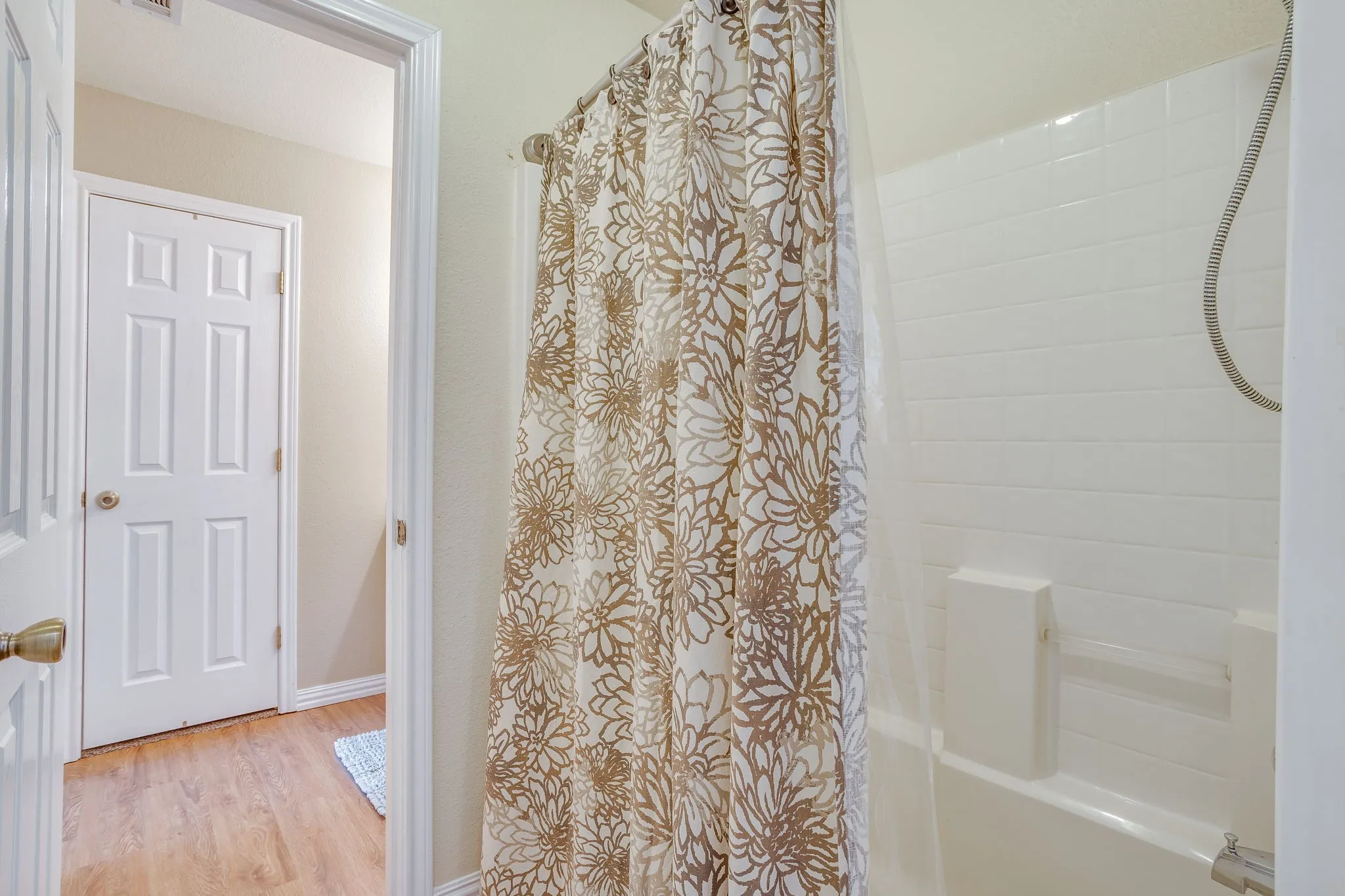 Single Family Residence For Sale in Johnson County , 1129 Crazy Horse Trail, Burleson, Texas 76028, 4 Bedroom, 4 Bathroom, 2 Garage spaces, 2,441 Sqft, built in 2002, mls#21347300, Real Estate Agent in Burleson, Homes For Sale in Johnson county, Homes For Sale in Burleson, Realtor in Burleson Texas, Real Estate Brokerage Independent Realty Texas, Luminita Cordes Realtor