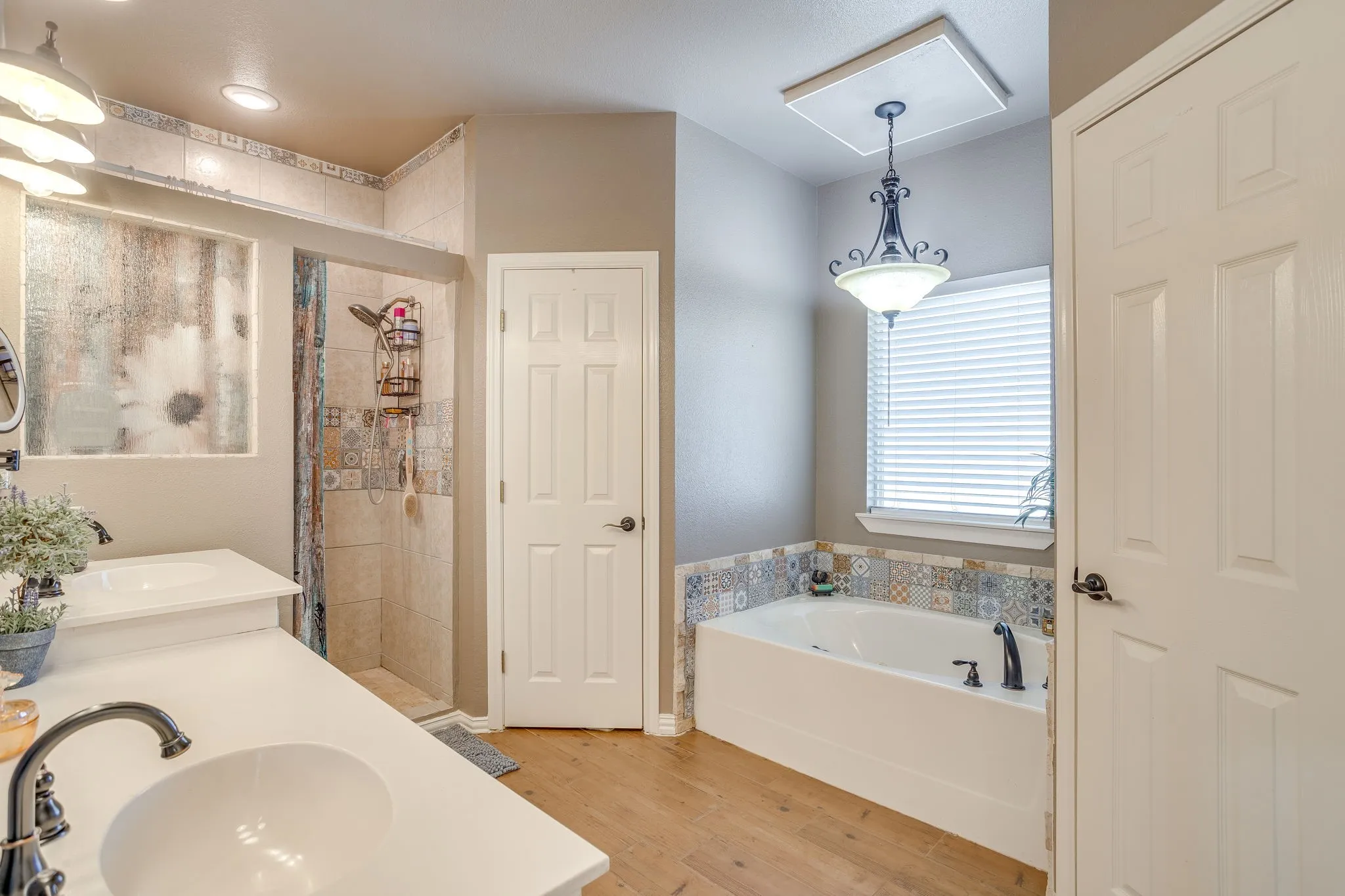 Single Family Residence For Sale in Johnson County , 1129 Crazy Horse Trail, Burleson, Texas 76028, 4 Bedroom, 4 Bathroom, 2 Garage spaces, 2,441 Sqft, built in 2002, mls#21347300, Real Estate Agent in Burleson, Homes For Sale in Johnson county, Homes For Sale in Burleson, Realtor in Burleson Texas, Real Estate Brokerage Independent Realty Texas, Luminita Cordes Realtor