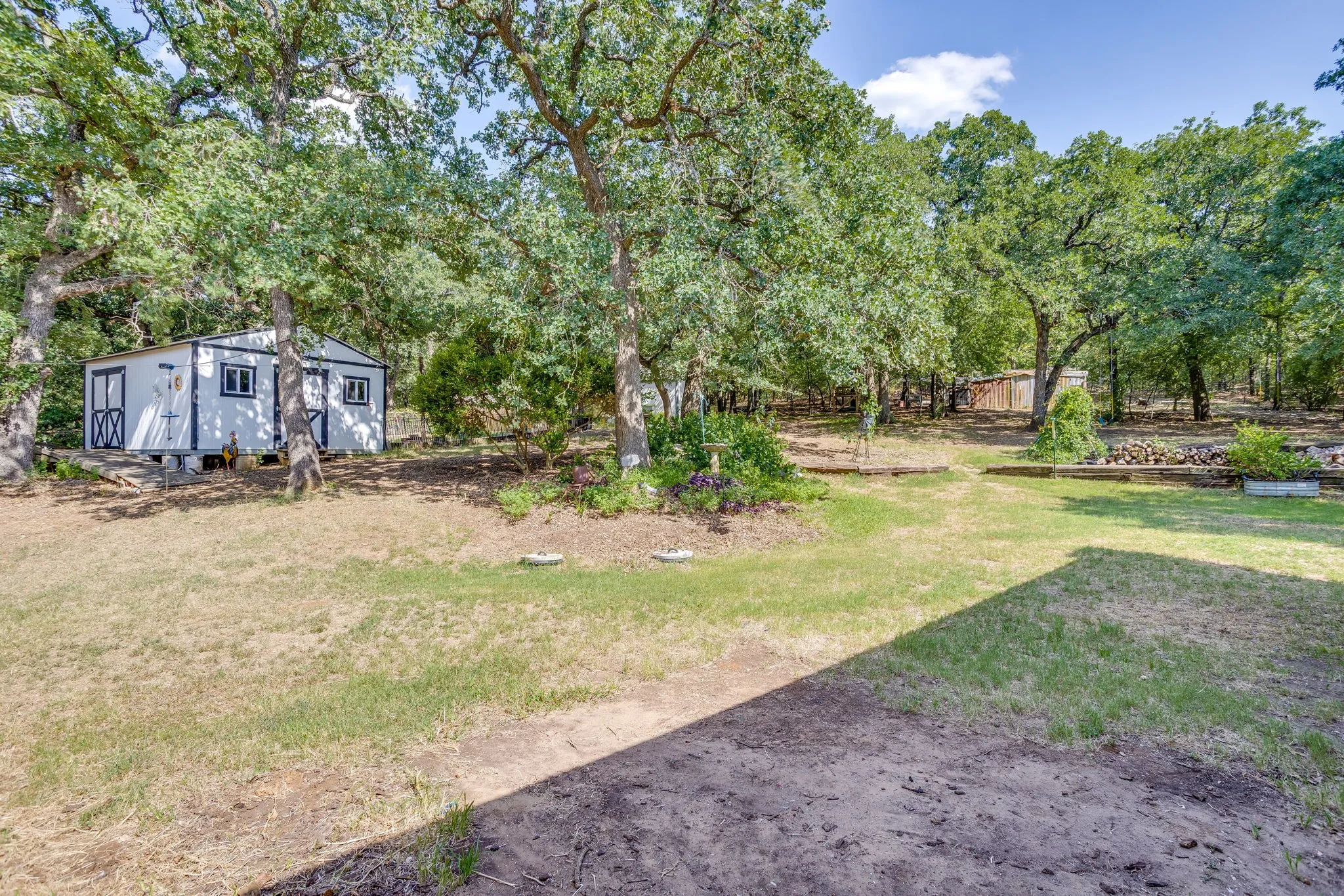 Single Family Residence For Sale in Johnson County , 1129 Crazy Horse Trail, Burleson, Texas 76028, 4 Bedroom, 4 Bathroom, 2 Garage spaces, 2,441 Sqft, built in 2002, mls#21347300, Real Estate Agent in Burleson, Homes For Sale in Johnson county, Homes For Sale in Burleson, Realtor in Burleson Texas, Real Estate Brokerage Independent Realty Texas, Luminita Cordes Realtor