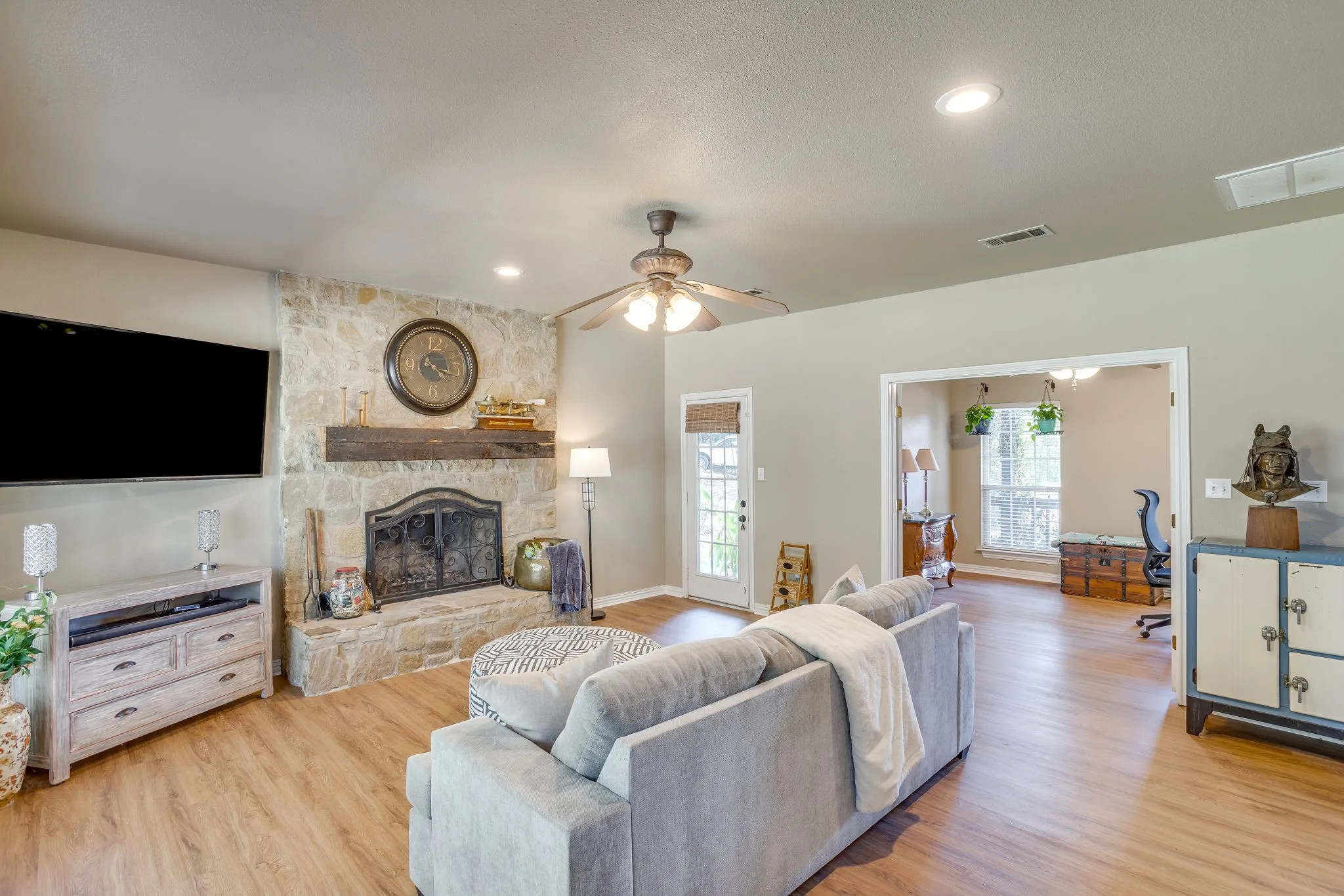 Single Family Residence For Sale in Johnson County , 1129 Crazy Horse Trail, Burleson, Texas 76028, 4 Bedroom, 4 Bathroom, 2 Garage spaces, 2,441 Sqft, built in 2002, mls#21347300, Real Estate Agent in Burleson, Homes For Sale in Johnson county, Homes For Sale in Burleson, Realtor in Burleson Texas, Real Estate Brokerage Independent Realty Texas, Luminita Cordes Realtor