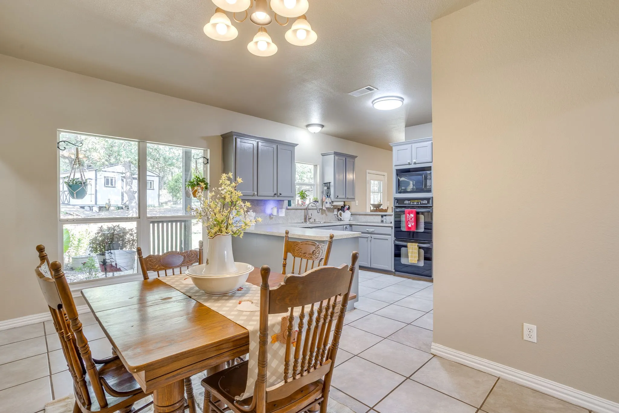 Single Family Residence For Sale in Johnson County , 1129 Crazy Horse Trail, Burleson, Texas 76028, 4 Bedroom, 4 Bathroom, 2 Garage spaces, 2,441 Sqft, built in 2002, mls#21347300, Real Estate Agent in Burleson, Homes For Sale in Johnson county, Homes For Sale in Burleson, Realtor in Burleson Texas, Real Estate Brokerage Independent Realty Texas, Luminita Cordes Realtor