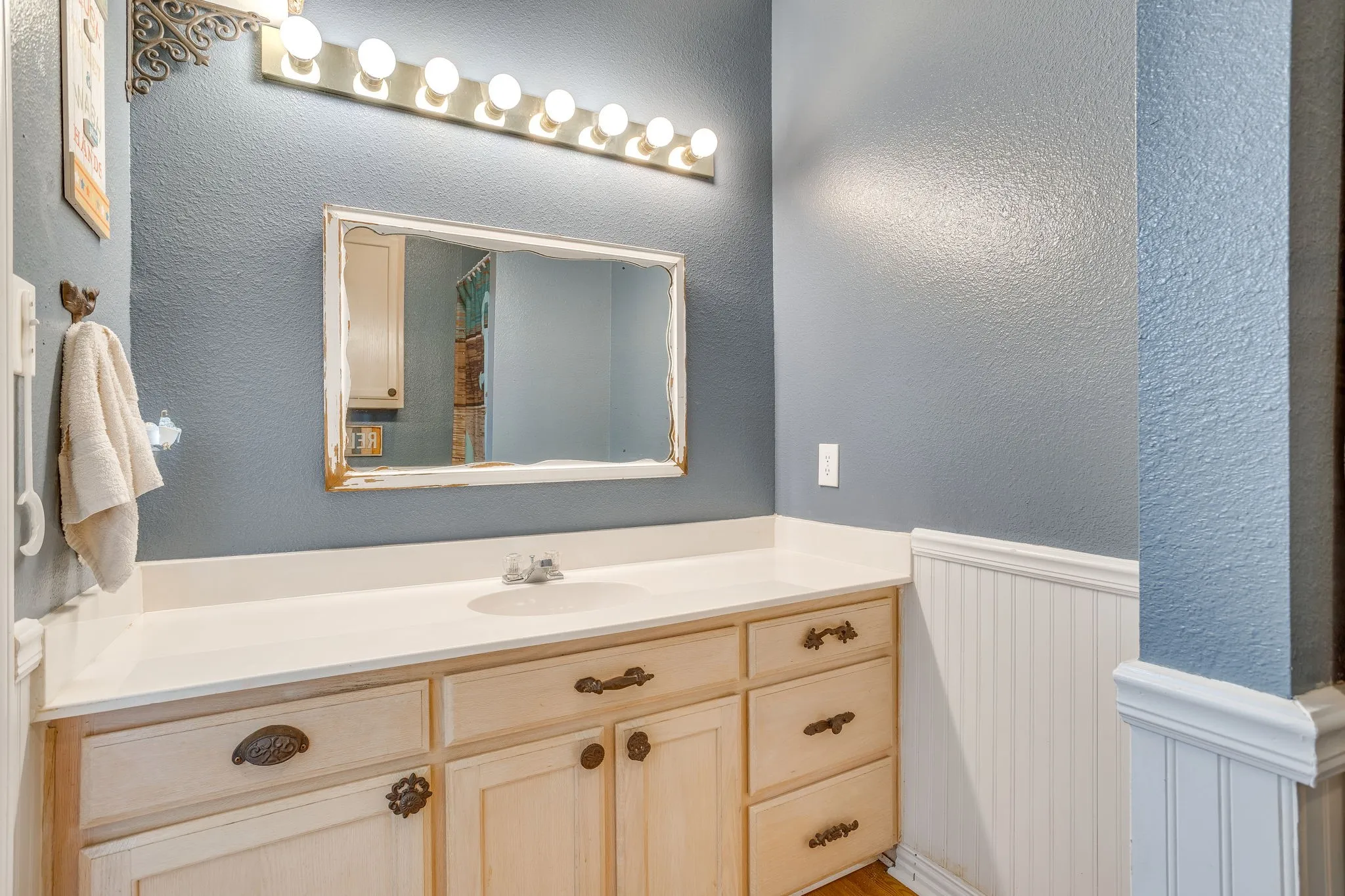 Single Family Residence For Sale in Johnson County , 1129 Crazy Horse Trail, Burleson, Texas 76028, 4 Bedroom, 4 Bathroom, 2 Garage spaces, 2,441 Sqft, built in 2002, mls#21347300, Real Estate Agent in Burleson, Homes For Sale in Johnson county, Homes For Sale in Burleson, Realtor in Burleson Texas, Real Estate Brokerage Independent Realty Texas, Luminita Cordes Realtor