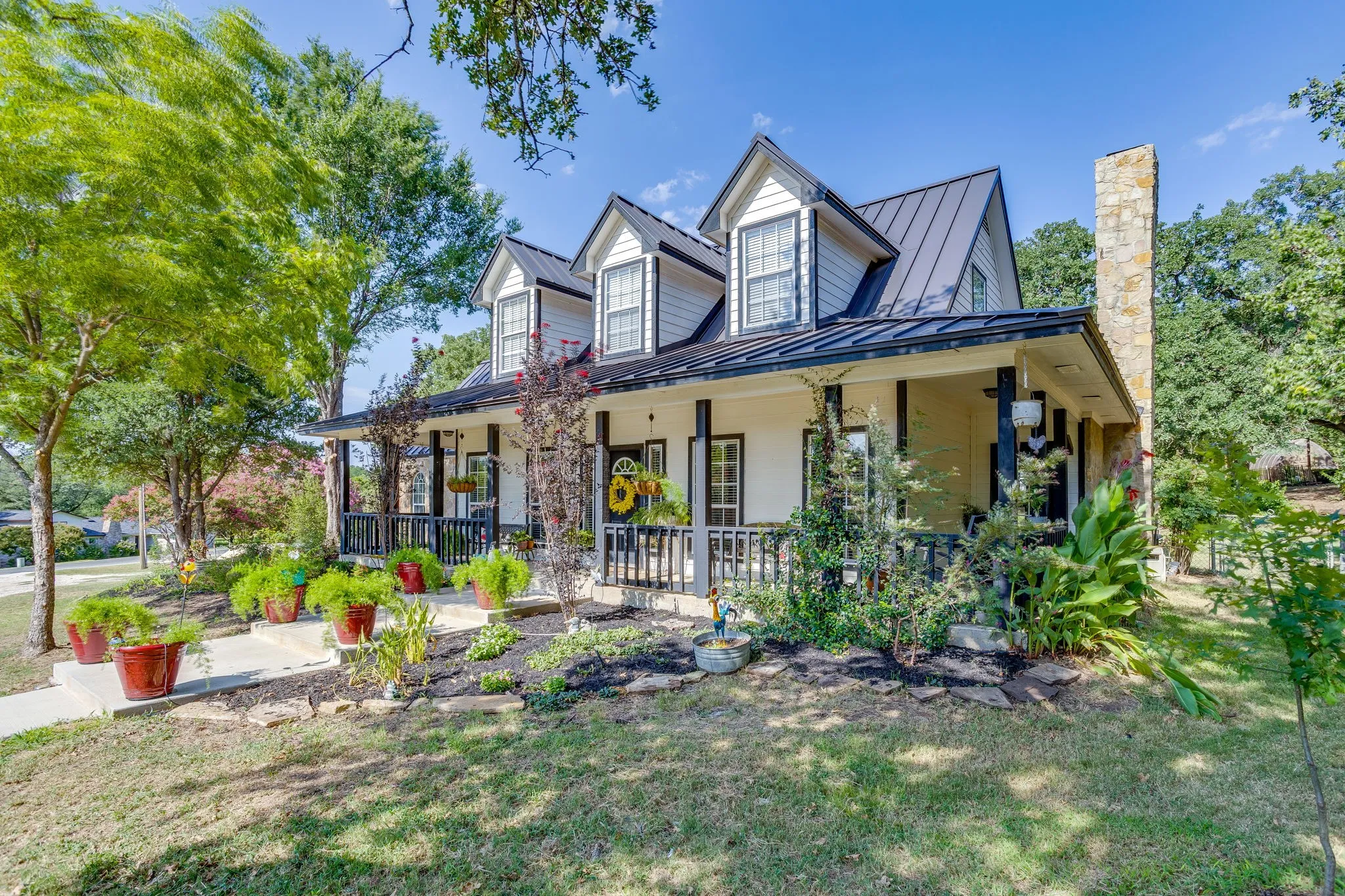 Single Family Residence For Sale in Johnson County , 1129 Crazy Horse Trail, Burleson, Texas 76028, 4 Bedroom, 4 Bathroom, 2 Garage spaces, 2,441 Sqft, built in 2002, mls#21347300, Real Estate Agent in Burleson, Homes For Sale in Johnson county, Homes For Sale in Burleson, Realtor in Burleson Texas, Real Estate Brokerage Independent Realty Texas, Luminita Cordes Realtor