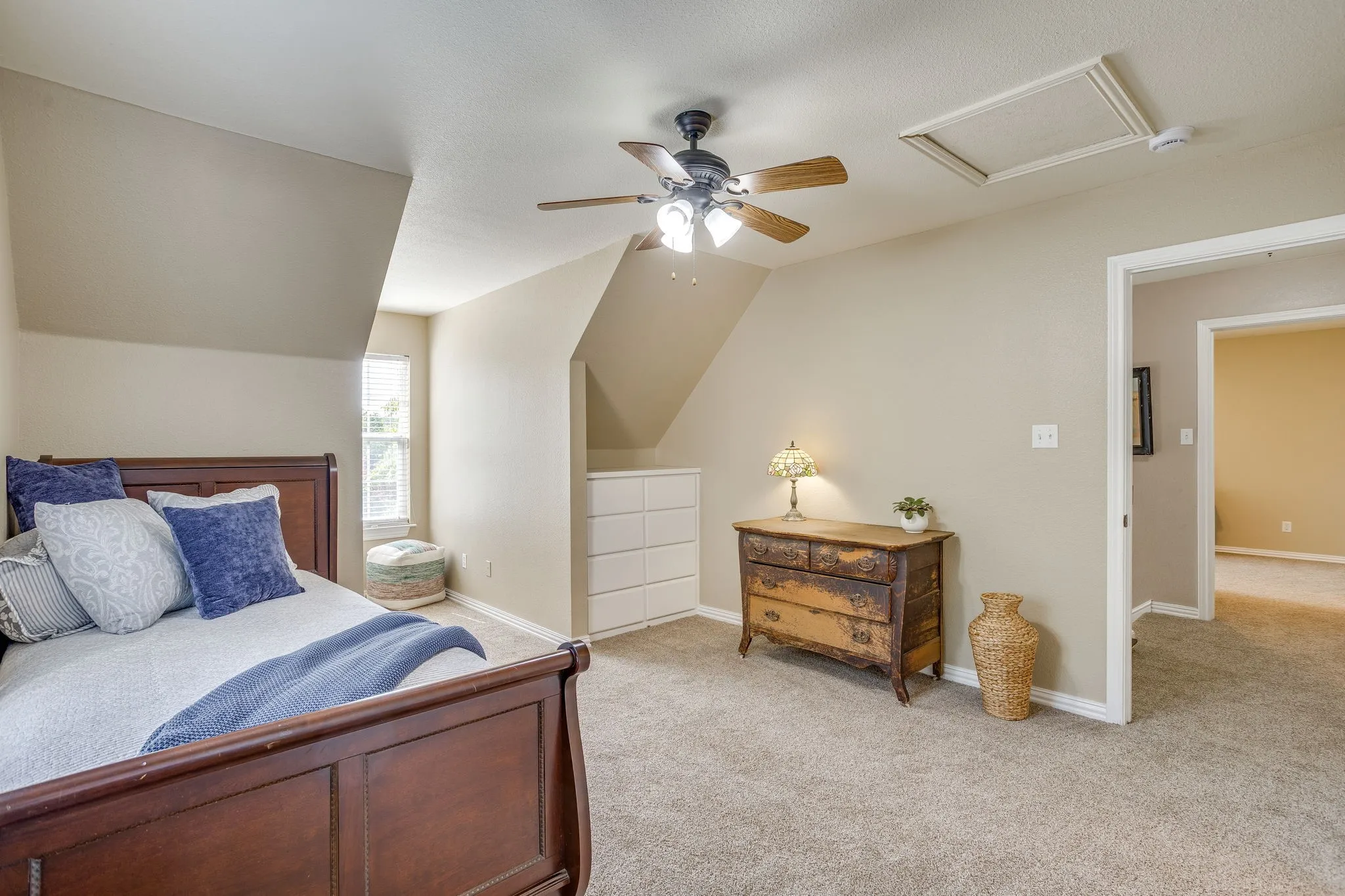 Single Family Residence For Sale in Johnson County , 1129 Crazy Horse Trail, Burleson, Texas 76028, 4 Bedroom, 4 Bathroom, 2 Garage spaces, 2,441 Sqft, built in 2002, mls#21347300, Real Estate Agent in Burleson, Homes For Sale in Johnson county, Homes For Sale in Burleson, Realtor in Burleson Texas, Real Estate Brokerage Independent Realty Texas, Luminita Cordes Realtor