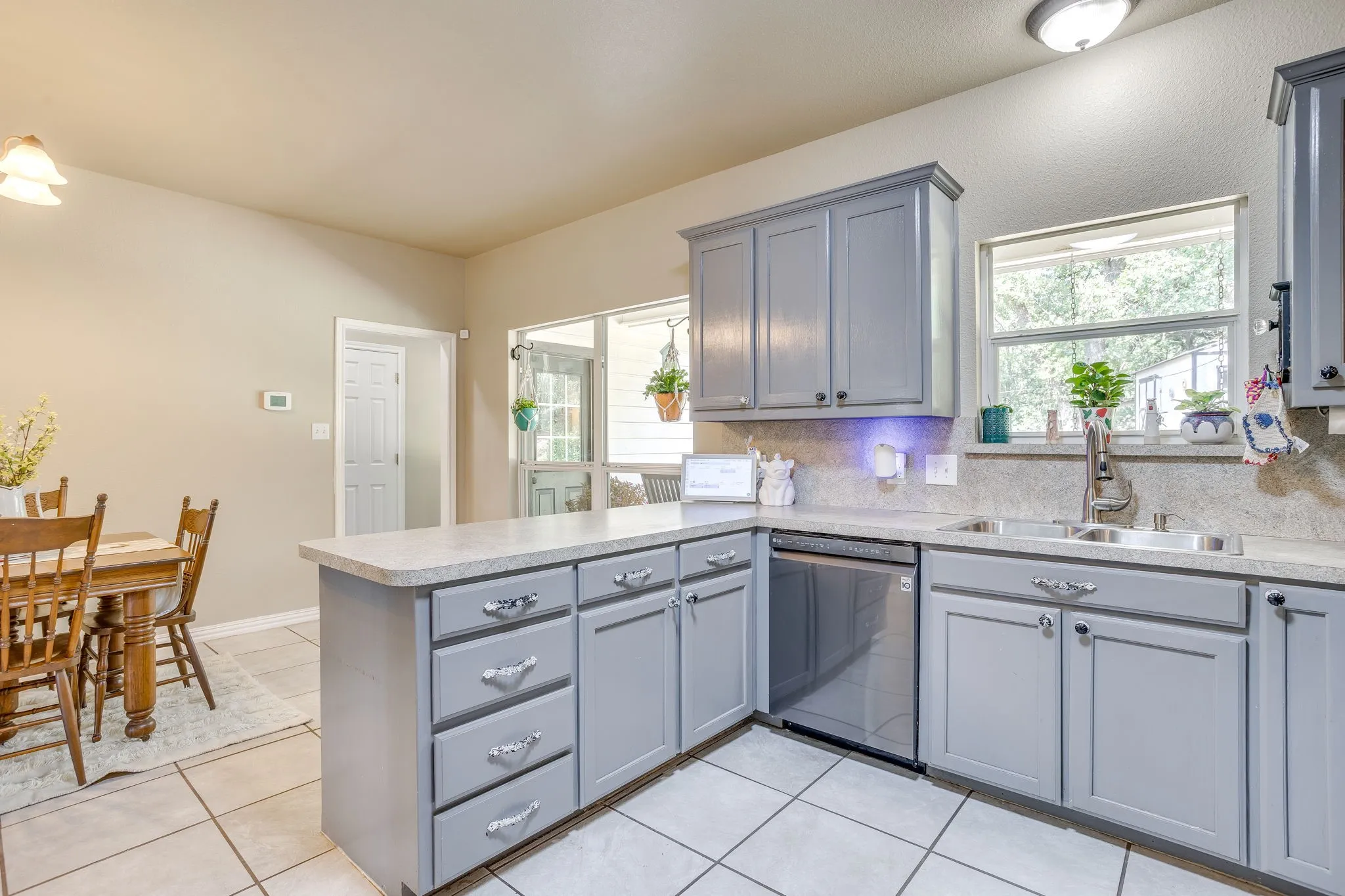 Single Family Residence For Sale in Johnson County , 1129 Crazy Horse Trail, Burleson, Texas 76028, 4 Bedroom, 4 Bathroom, 2 Garage spaces, 2,441 Sqft, built in 2002, mls#21347300, Real Estate Agent in Burleson, Homes For Sale in Johnson county, Homes For Sale in Burleson, Realtor in Burleson Texas, Real Estate Brokerage Independent Realty Texas, Luminita Cordes Realtor