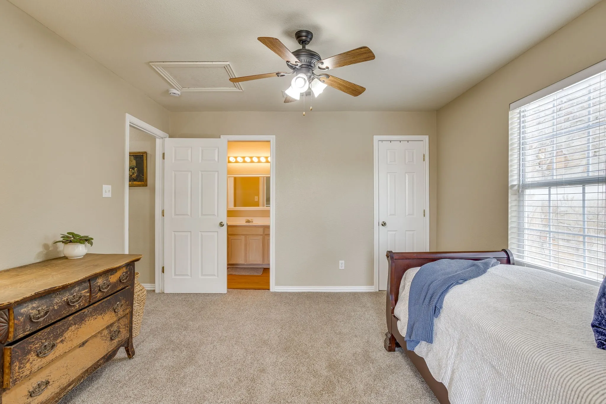 Single Family Residence For Sale in Johnson County , 1129 Crazy Horse Trail, Burleson, Texas 76028, 4 Bedroom, 4 Bathroom, 2 Garage spaces, 2,441 Sqft, built in 2002, mls#21347300, Real Estate Agent in Burleson, Homes For Sale in Johnson county, Homes For Sale in Burleson, Realtor in Burleson Texas, Real Estate Brokerage Independent Realty Texas, Luminita Cordes Realtor