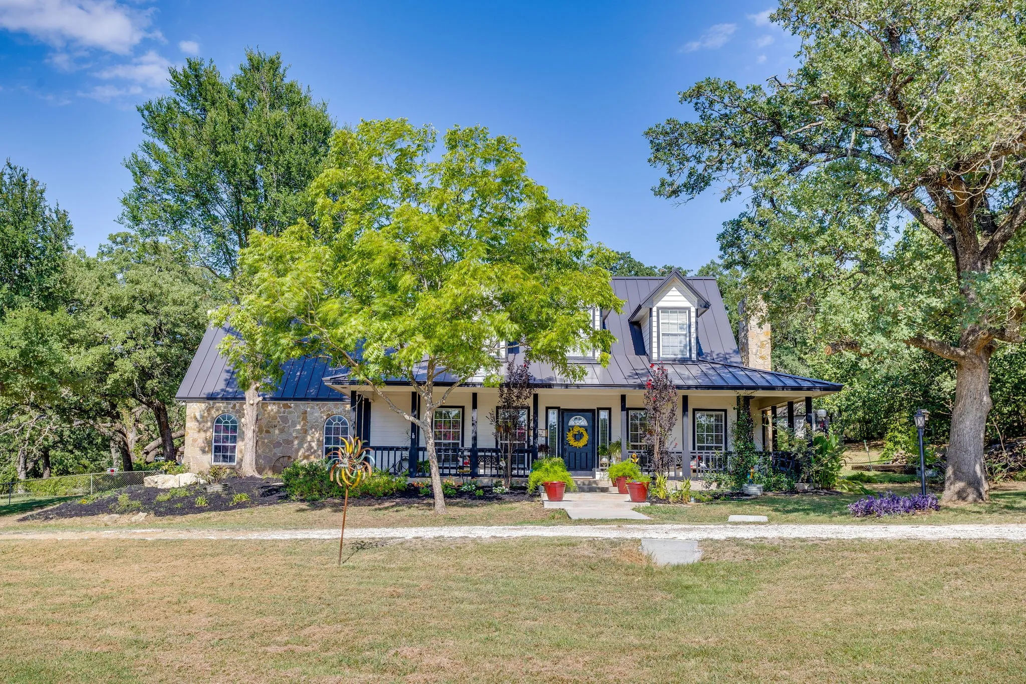 Single Family Residence For Sale in Johnson County , 1129 Crazy Horse Trail, Burleson, Texas 76028, 4 Bedroom, 4 Bathroom, 2 Garage spaces, 2,441 Sqft, built in 2002, mls#21347300, Real Estate Agent in Burleson, Homes For Sale in Johnson county, Homes For Sale in Burleson, Realtor in Burleson Texas, Real Estate Brokerage Independent Realty Texas, Luminita Cordes Realtor
