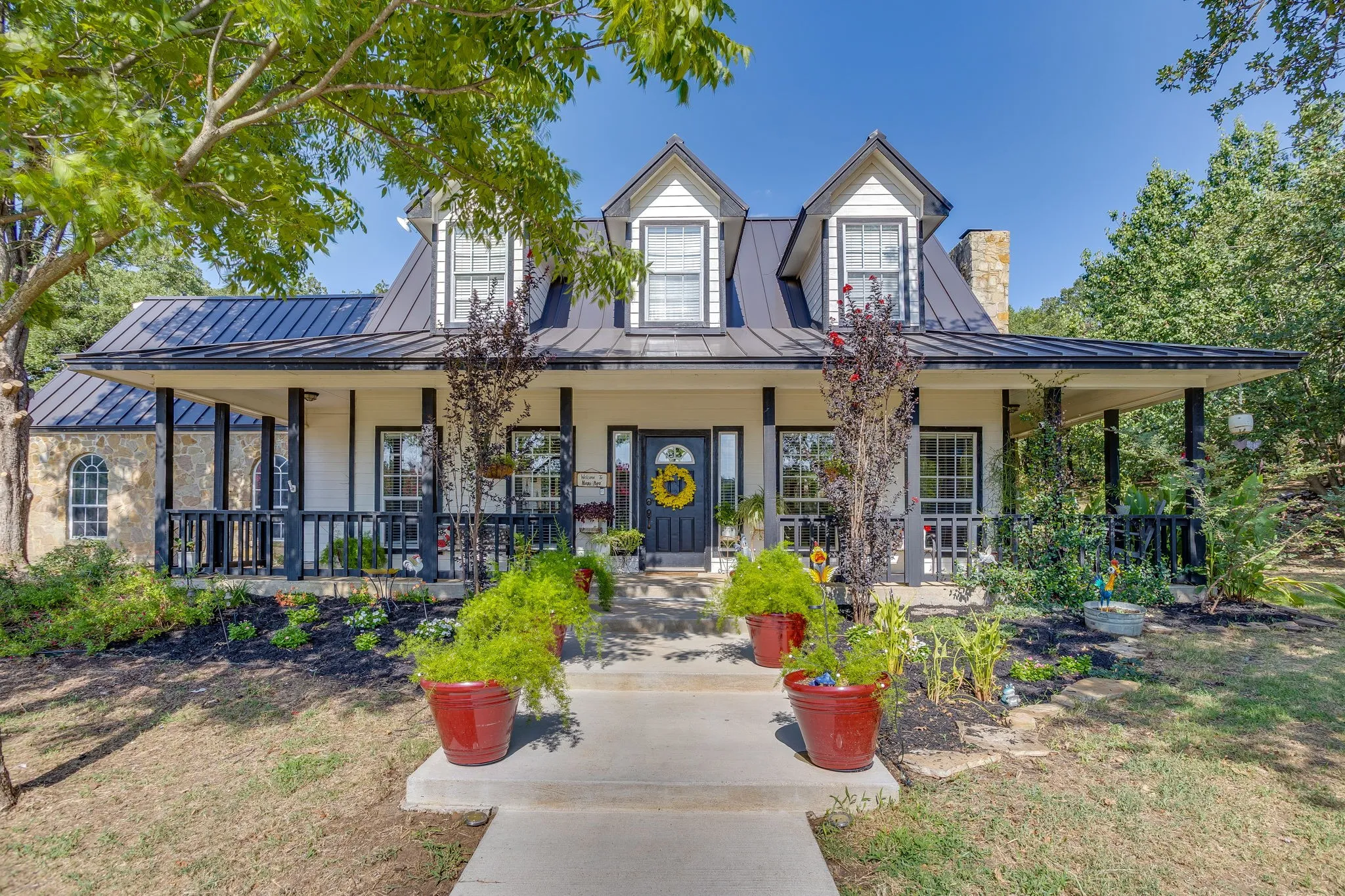 Single Family Residence For Sale in Johnson County , 1129 Crazy Horse Trail, Burleson, Texas 76028, 4 Bedroom, 4 Bathroom, 2 Garage spaces, 2,441 Sqft, built in 2002, mls#21347300, Real Estate Agent in Burleson, Homes For Sale in Johnson county, Homes For Sale in Burleson, Realtor in Burleson Texas, Real Estate Brokerage Independent Realty Texas, Luminita Cordes Realtor