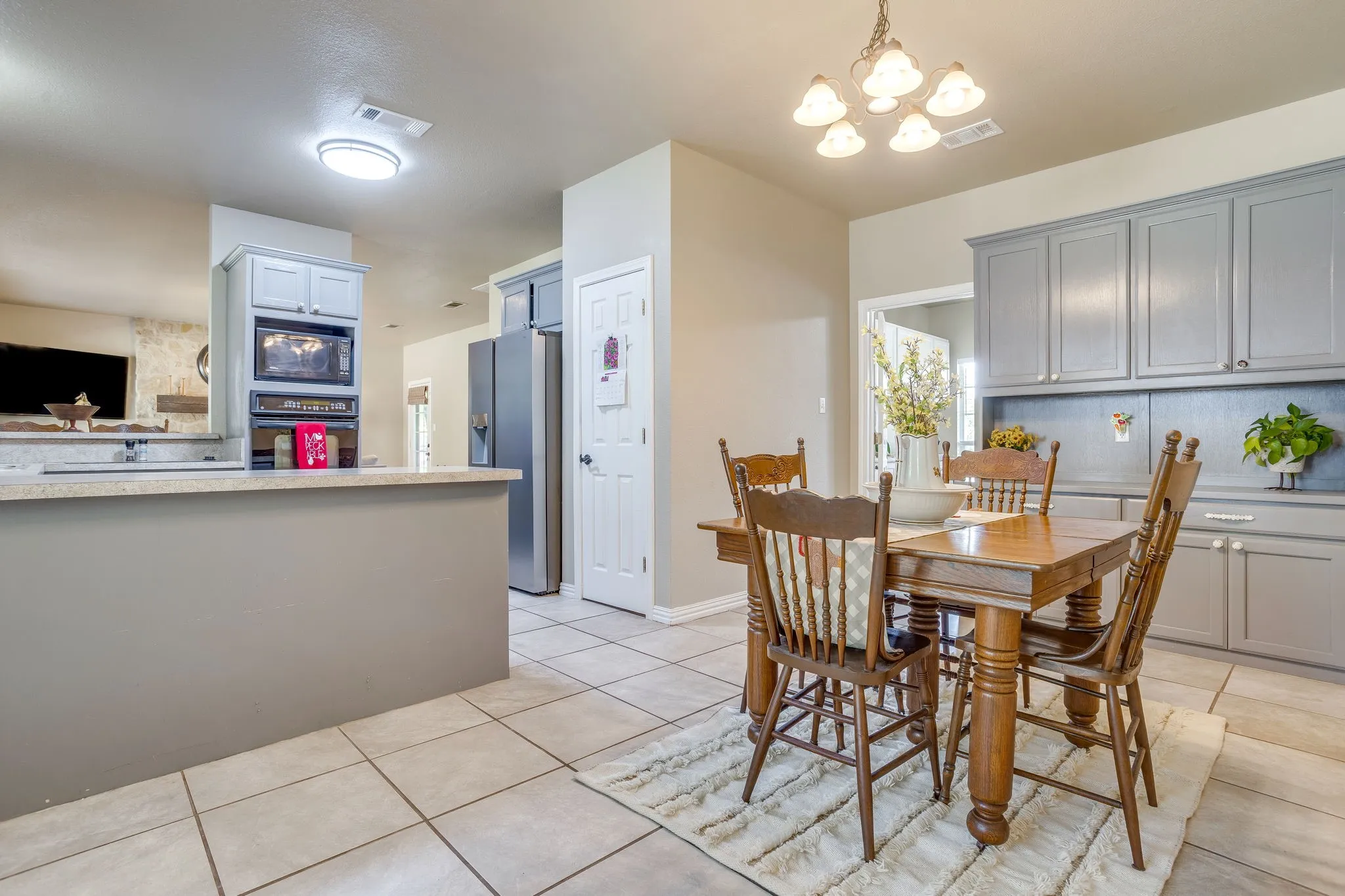 Single Family Residence For Sale in Johnson County , 1129 Crazy Horse Trail, Burleson, Texas 76028, 4 Bedroom, 4 Bathroom, 2 Garage spaces, 2,441 Sqft, built in 2002, mls#21347300, Real Estate Agent in Burleson, Homes For Sale in Johnson county, Homes For Sale in Burleson, Realtor in Burleson Texas, Real Estate Brokerage Independent Realty Texas, Luminita Cordes Realtor