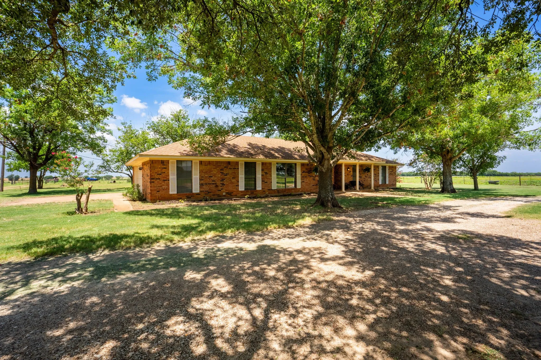 Farm For Sale in Mc Lennan County , 792 Evening Star, Mc Gregor, Texas 76657, 3 Bedroom, 2 Bathroom, 2 Garage spaces, 1,949 Sqft, built in 1972, mls#21347318, Real Estate Agent in Mc Gregor, Homes For Sale in Mc Lennan county, Homes For Sale in Mc Gregor, Realtor in Mc Gregor Texas, Real Estate Brokerage Independent Realty Texas, Luminita Cordes Realtor
