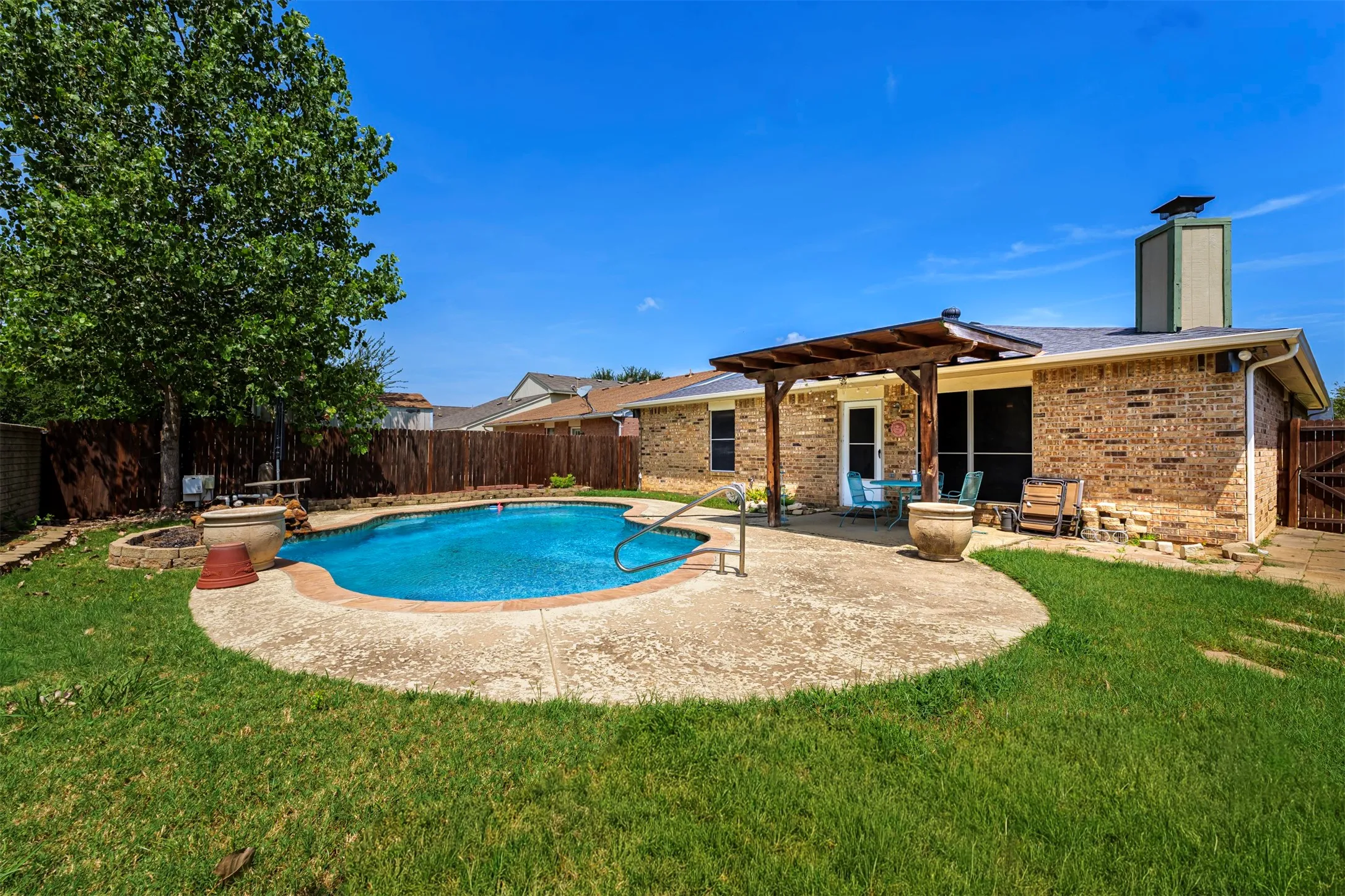 Single Family Residence For Sale in Tarrant County , 8736 Trinity Vista Trail, Fort Worth, Texas 76053, 3 Bedroom, 2 Bathroom, 2 Garage spaces, 1,335 Sqft, built in 2001, mls#21345986, Real Estate Agent in Fort Worth, Homes For Sale in Tarrant county, Homes For Sale in Fort Worth, Realtor in Fort Worth Texas, Real Estate Brokerage Independent Realty Texas, Luminita Cordes Realtor