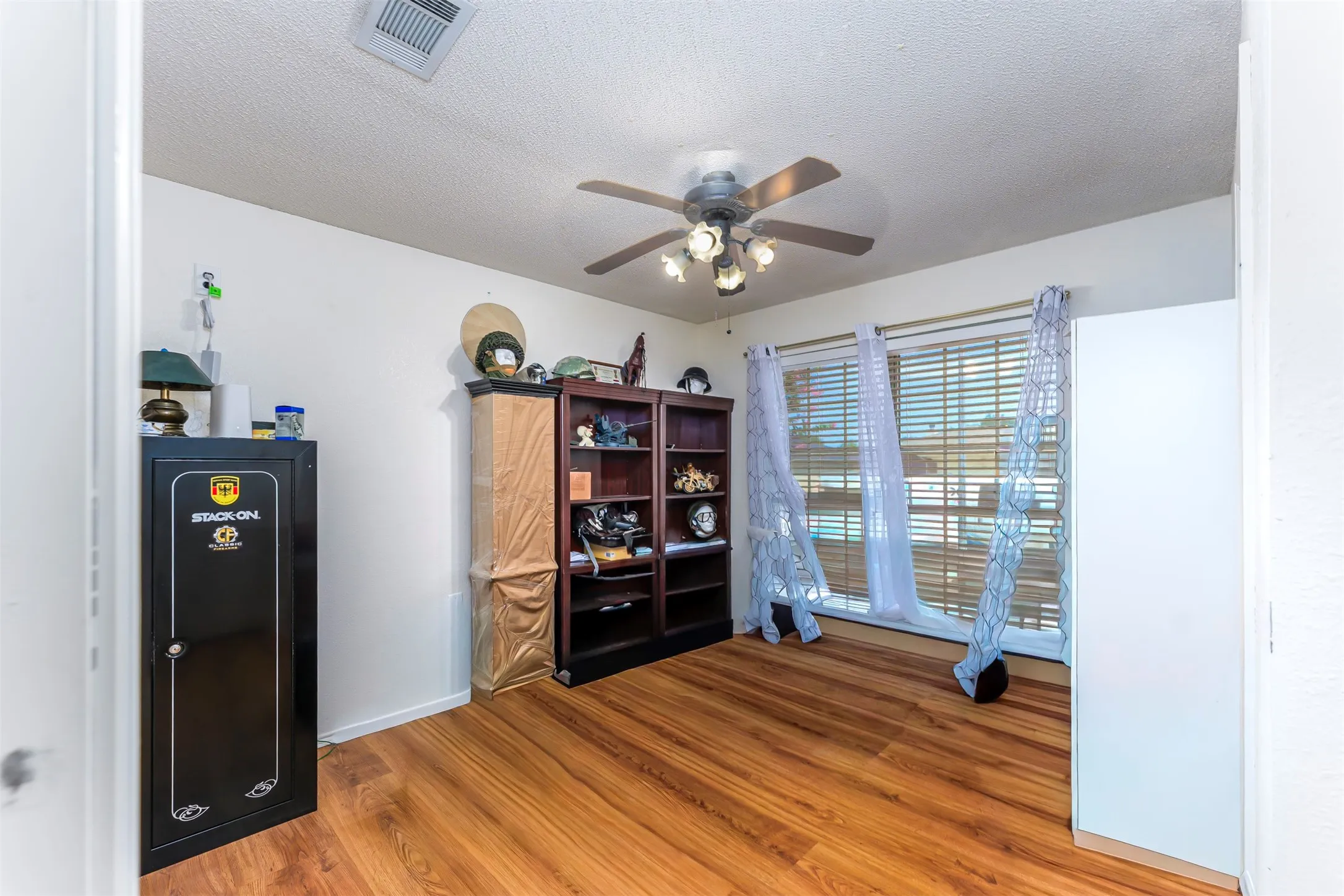 Single Family Residence For Sale in Tarrant County , 8736 Trinity Vista Trail, Fort Worth, Texas 76053, 3 Bedroom, 2 Bathroom, 2 Garage spaces, 1,335 Sqft, built in 2001, mls#21345986, Real Estate Agent in Fort Worth, Homes For Sale in Tarrant county, Homes For Sale in Fort Worth, Realtor in Fort Worth Texas, Real Estate Brokerage Independent Realty Texas, Luminita Cordes Realtor