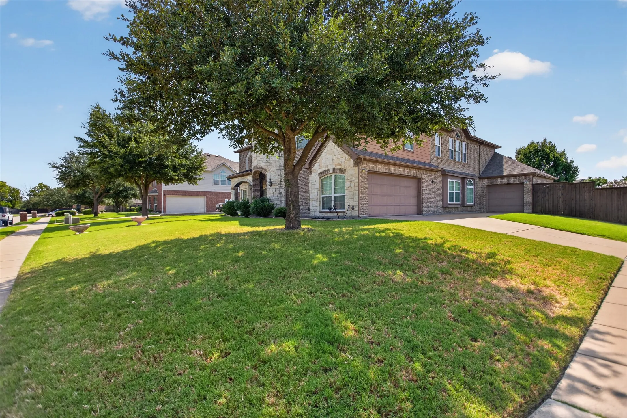 Single Family Residence For Sale in Kaufman County , 813 Wren Court, Forney, Texas 75126, 6 Bedroom, 4 Bathroom, 3 Garage spaces, 4,300 Sqft, built in 2011, mls#21346122, Real Estate Agent in Forney, Homes For Sale in Kaufman county, Homes For Sale in Forney, Realtor in Forney Texas, Real Estate Brokerage Independent Realty Texas, Luminita Cordes Realtor
