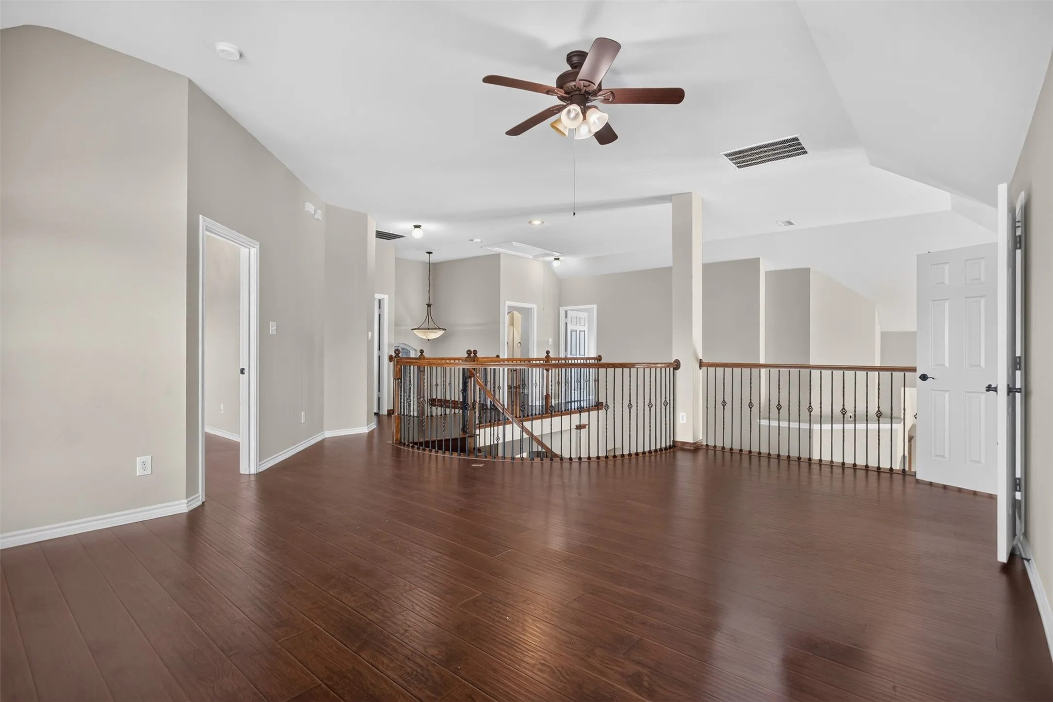 Single Family Residence For Sale in Kaufman County , 813 Wren Court, Forney, Texas 75126, 6 Bedroom, 4 Bathroom, 3 Garage spaces, 4,300 Sqft, built in 2011, mls#21346122, Real Estate Agent in Forney, Homes For Sale in Kaufman county, Homes For Sale in Forney, Realtor in Forney Texas, Real Estate Brokerage Independent Realty Texas, Luminita Cordes Realtor