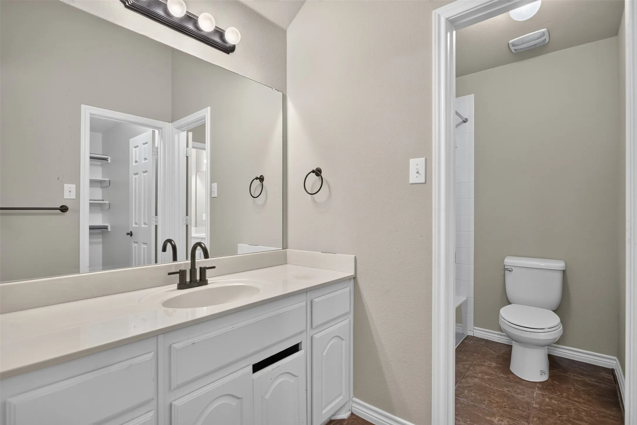 Single Family Residence For Sale in Kaufman County , 813 Wren Court, Forney, Texas 75126, 6 Bedroom, 4 Bathroom, 3 Garage spaces, 4,300 Sqft, built in 2011, mls#21346122, Real Estate Agent in Forney, Homes For Sale in Kaufman county, Homes For Sale in Forney, Realtor in Forney Texas, Real Estate Brokerage Independent Realty Texas, Luminita Cordes Realtor
