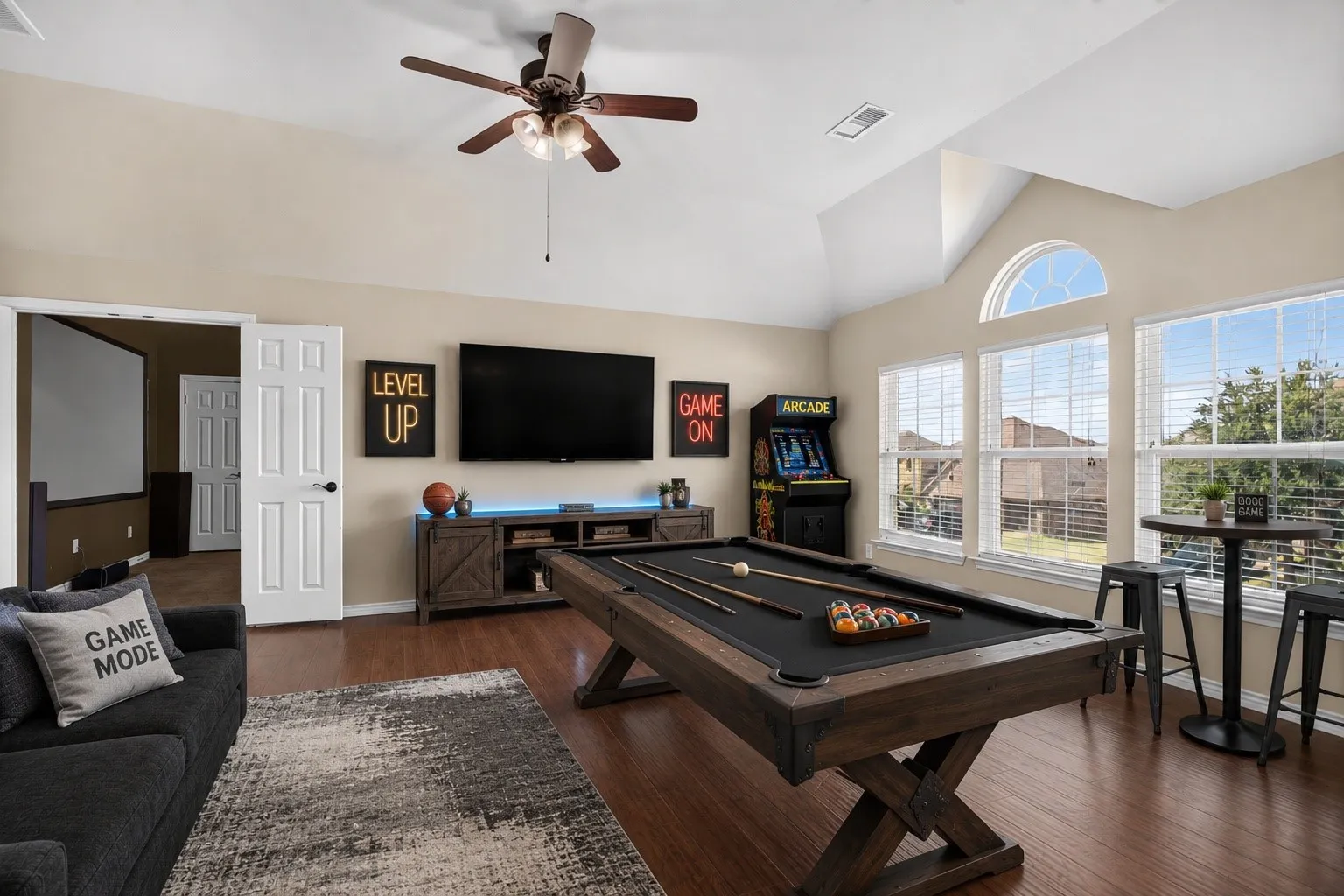 Single Family Residence For Sale in Kaufman County , 813 Wren Court, Forney, Texas 75126, 6 Bedroom, 4 Bathroom, 3 Garage spaces, 4,300 Sqft, built in 2011, mls#21346122, Real Estate Agent in Forney, Homes For Sale in Kaufman county, Homes For Sale in Forney, Realtor in Forney Texas, Real Estate Brokerage Independent Realty Texas, Luminita Cordes Realtor