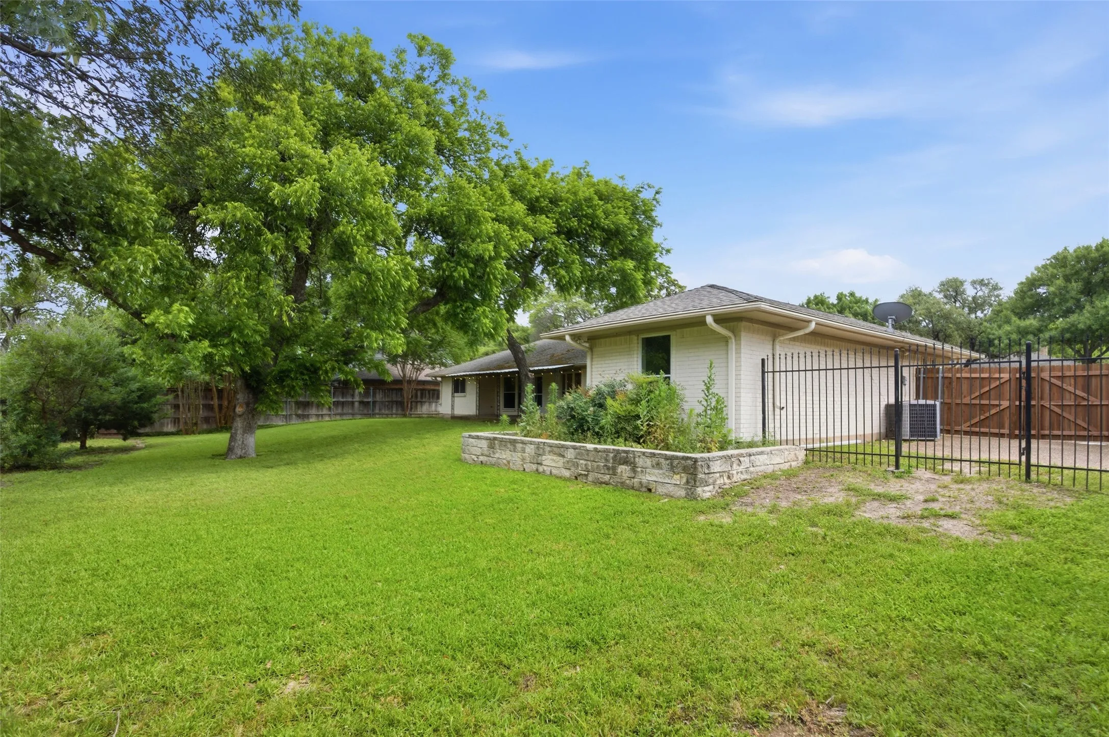 Single Family Residence For Sale in Tarrant County , 5440 Northcrest Road, Fort Worth, Texas 76107, 3 Bedroom, 2 Bathroom, 2 Garage spaces, 2,558 Sqft, built in 1975, mls#21346058, Real Estate Agent in Fort Worth, Homes For Sale in Tarrant county, Homes For Sale in Fort Worth, Realtor in Fort Worth Texas, Real Estate Brokerage Independent Realty Texas, Luminita Cordes Realtor