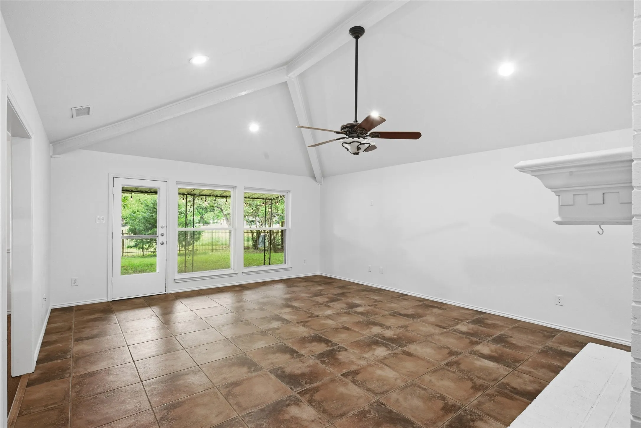 Single Family Residence For Sale in Tarrant County , 5440 Northcrest Road, Fort Worth, Texas 76107, 3 Bedroom, 2 Bathroom, 2 Garage spaces, 2,558 Sqft, built in 1975, mls#21346058, Real Estate Agent in Fort Worth, Homes For Sale in Tarrant county, Homes For Sale in Fort Worth, Realtor in Fort Worth Texas, Real Estate Brokerage Independent Realty Texas, Luminita Cordes Realtor