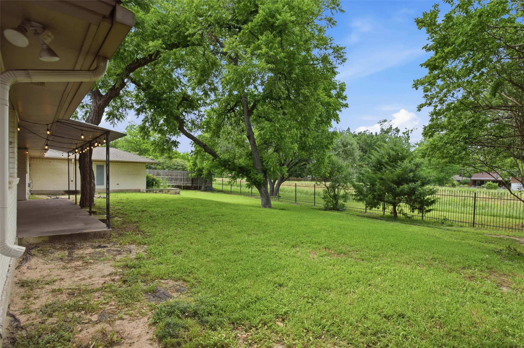 Single Family Residence For Sale in Tarrant County , 5440 Northcrest Road, Fort Worth, Texas 76107, 3 Bedroom, 2 Bathroom, 2 Garage spaces, 2,558 Sqft, built in 1975, mls#21346058, Real Estate Agent in Fort Worth, Homes For Sale in Tarrant county, Homes For Sale in Fort Worth, Realtor in Fort Worth Texas, Real Estate Brokerage Independent Realty Texas, Luminita Cordes Realtor