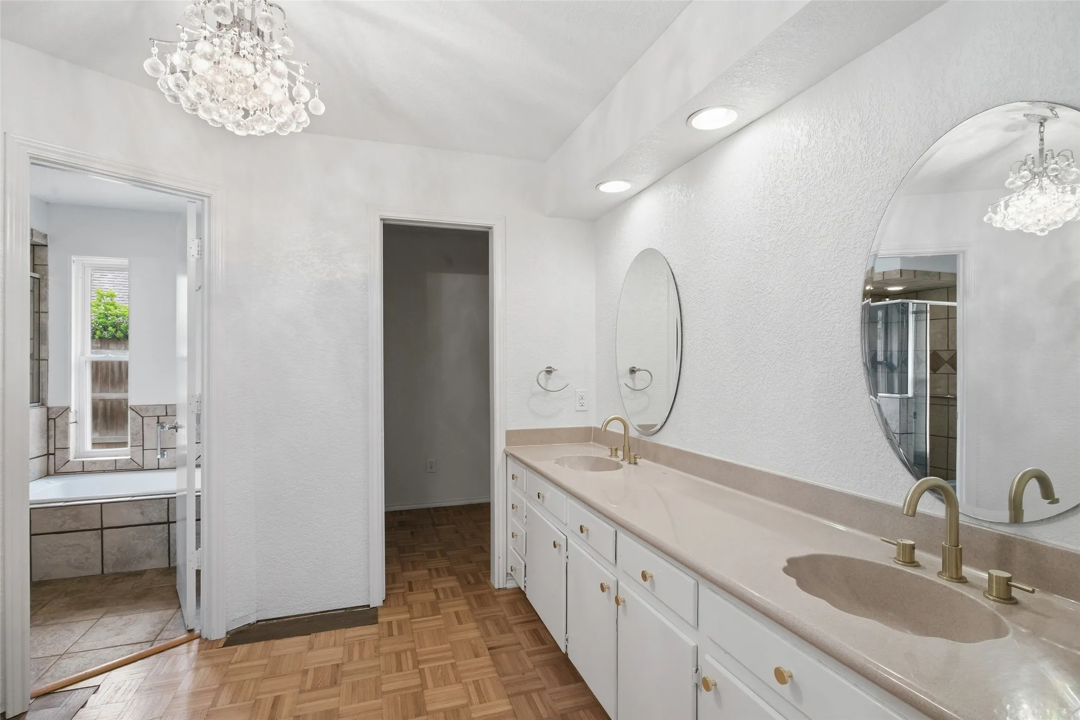 Single Family Residence For Sale in Tarrant County , 5440 Northcrest Road, Fort Worth, Texas 76107, 3 Bedroom, 2 Bathroom, 2 Garage spaces, 2,558 Sqft, built in 1975, mls#21346058, Real Estate Agent in Fort Worth, Homes For Sale in Tarrant county, Homes For Sale in Fort Worth, Realtor in Fort Worth Texas, Real Estate Brokerage Independent Realty Texas, Luminita Cordes Realtor