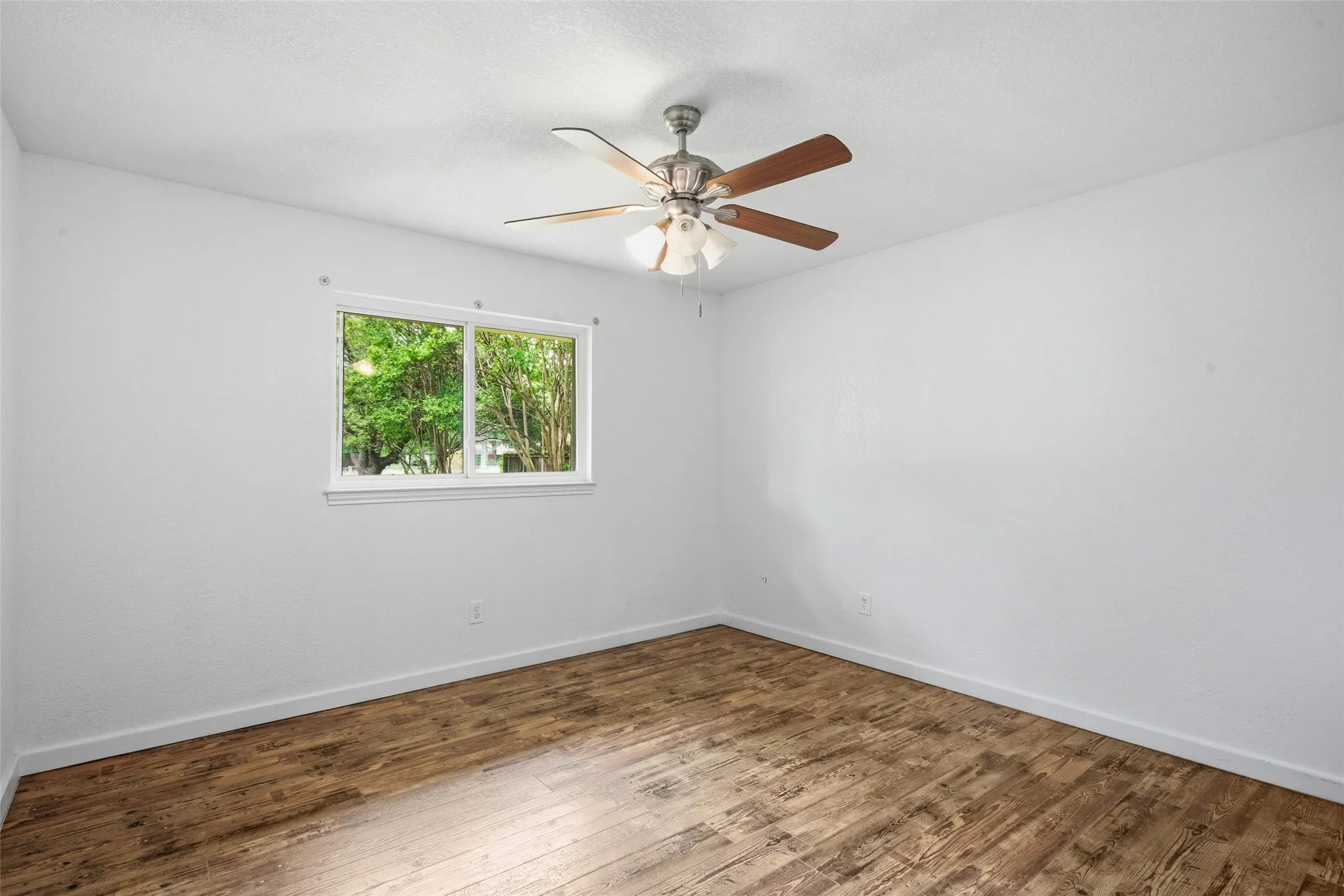 Single Family Residence For Sale in Tarrant County , 5440 Northcrest Road, Fort Worth, Texas 76107, 3 Bedroom, 2 Bathroom, 2 Garage spaces, 2,558 Sqft, built in 1975, mls#21346058, Real Estate Agent in Fort Worth, Homes For Sale in Tarrant county, Homes For Sale in Fort Worth, Realtor in Fort Worth Texas, Real Estate Brokerage Independent Realty Texas, Luminita Cordes Realtor