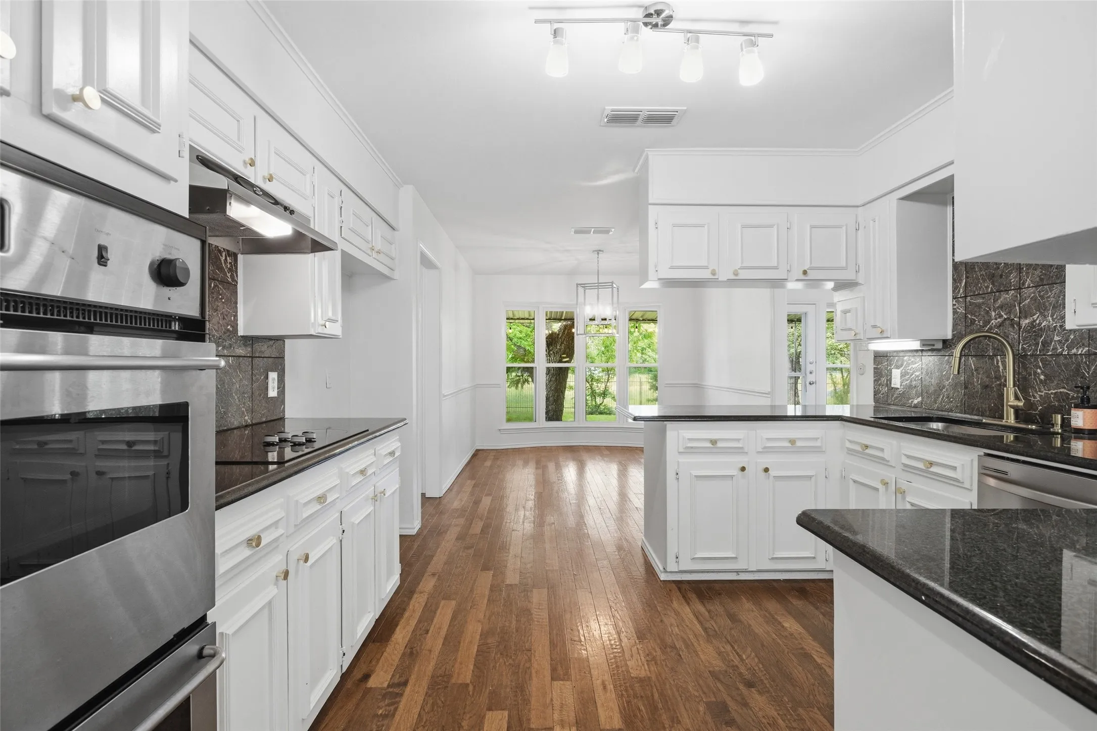 Single Family Residence For Sale in Tarrant County , 5440 Northcrest Road, Fort Worth, Texas 76107, 3 Bedroom, 2 Bathroom, 2 Garage spaces, 2,558 Sqft, built in 1975, mls#21346058, Real Estate Agent in Fort Worth, Homes For Sale in Tarrant county, Homes For Sale in Fort Worth, Realtor in Fort Worth Texas, Real Estate Brokerage Independent Realty Texas, Luminita Cordes Realtor