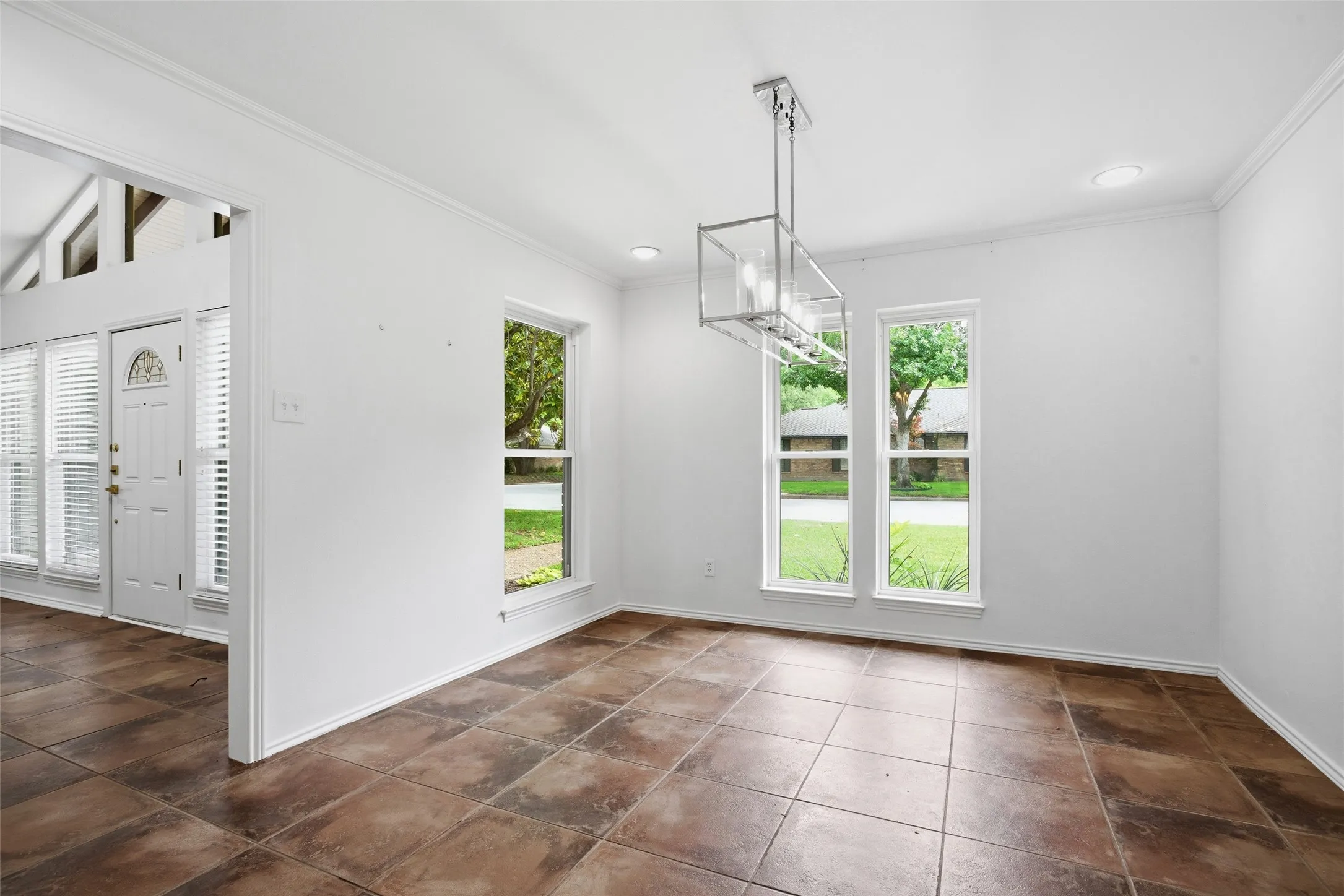 Single Family Residence For Sale in Tarrant County , 5440 Northcrest Road, Fort Worth, Texas 76107, 3 Bedroom, 2 Bathroom, 2 Garage spaces, 2,558 Sqft, built in 1975, mls#21346058, Real Estate Agent in Fort Worth, Homes For Sale in Tarrant county, Homes For Sale in Fort Worth, Realtor in Fort Worth Texas, Real Estate Brokerage Independent Realty Texas, Luminita Cordes Realtor