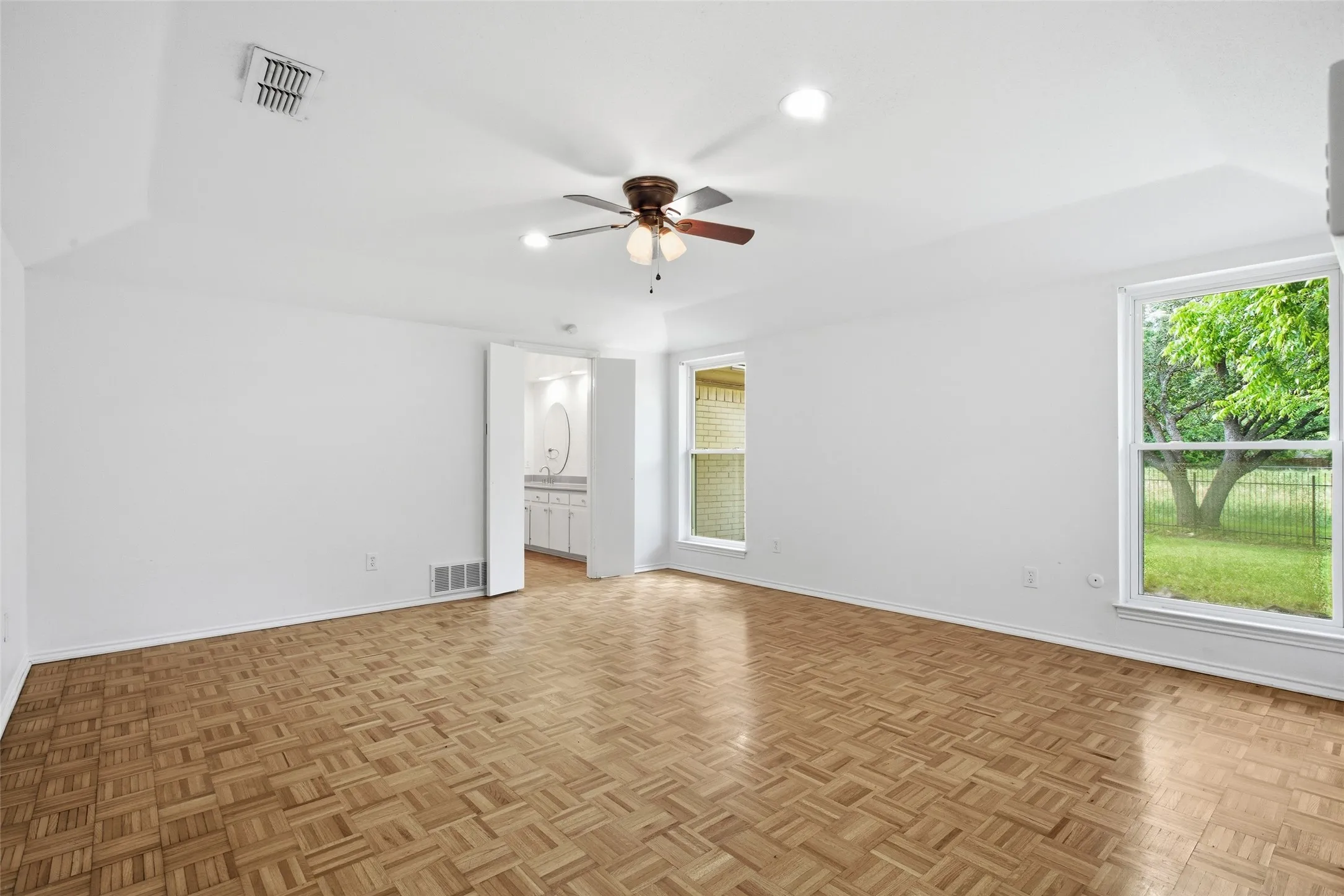 Single Family Residence For Sale in Tarrant County , 5440 Northcrest Road, Fort Worth, Texas 76107, 3 Bedroom, 2 Bathroom, 2 Garage spaces, 2,558 Sqft, built in 1975, mls#21346058, Real Estate Agent in Fort Worth, Homes For Sale in Tarrant county, Homes For Sale in Fort Worth, Realtor in Fort Worth Texas, Real Estate Brokerage Independent Realty Texas, Luminita Cordes Realtor