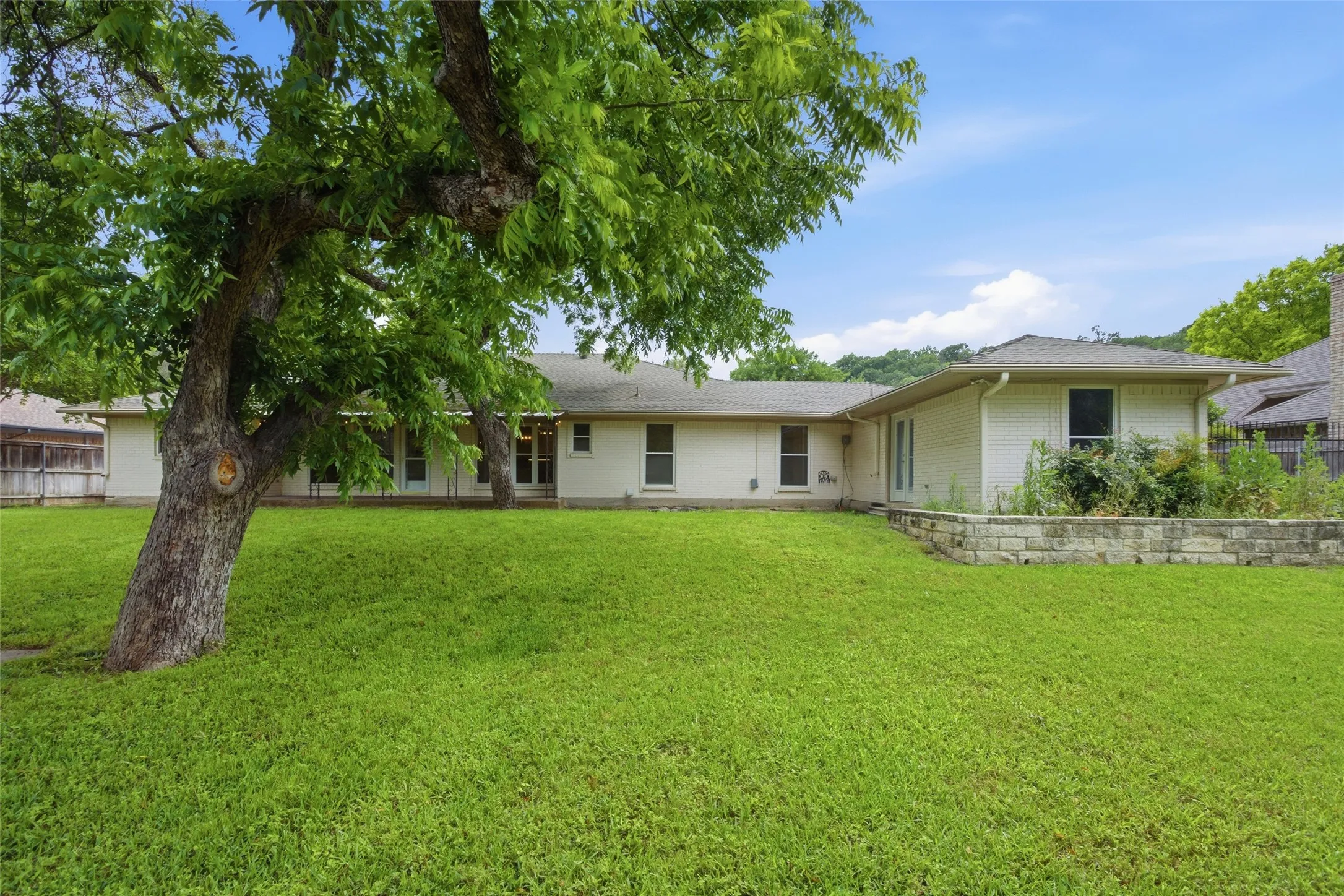 Single Family Residence For Sale in Tarrant County , 5440 Northcrest Road, Fort Worth, Texas 76107, 3 Bedroom, 2 Bathroom, 2 Garage spaces, 2,558 Sqft, built in 1975, mls#21346058, Real Estate Agent in Fort Worth, Homes For Sale in Tarrant county, Homes For Sale in Fort Worth, Realtor in Fort Worth Texas, Real Estate Brokerage Independent Realty Texas, Luminita Cordes Realtor