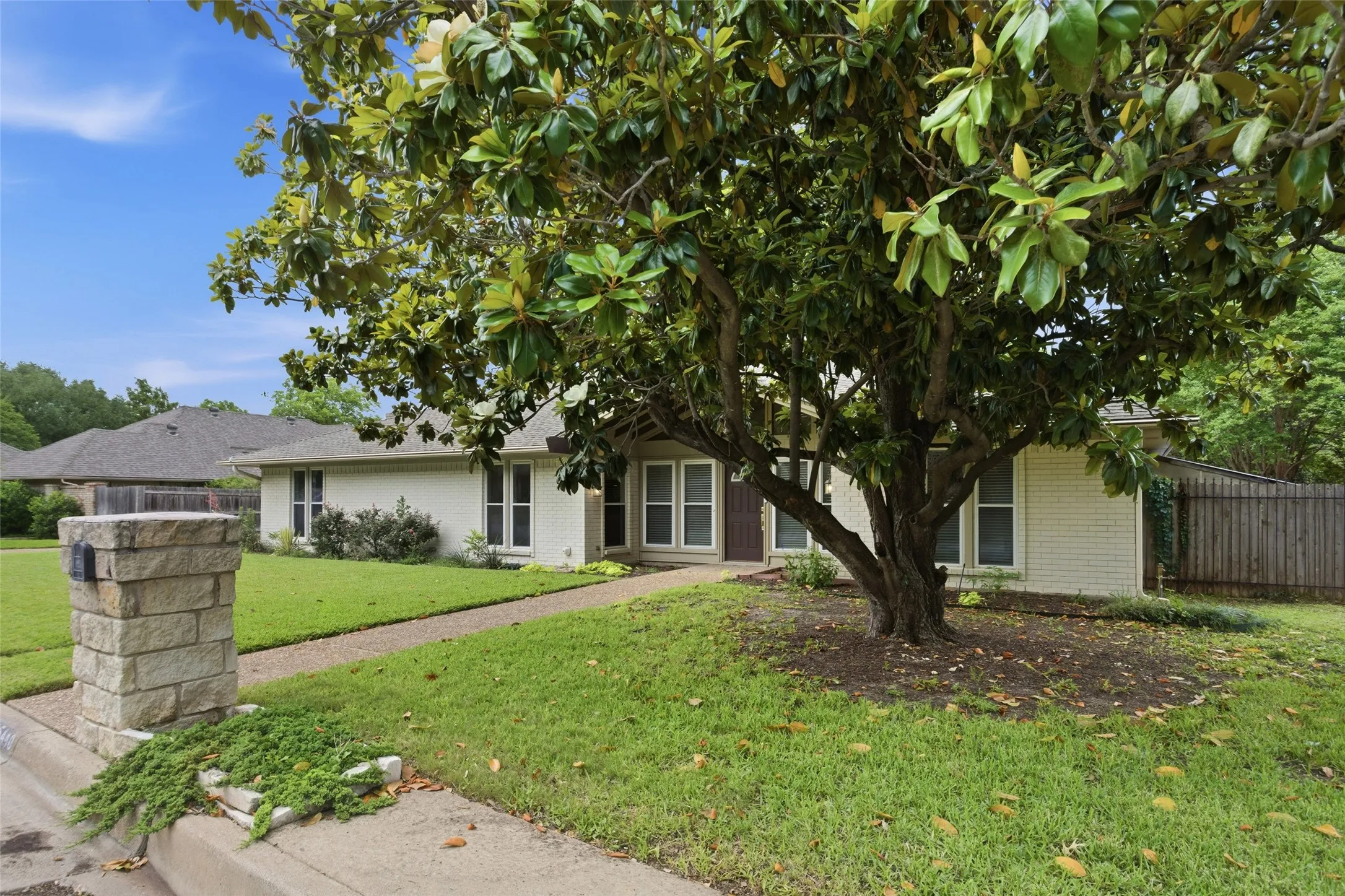 Single Family Residence For Sale in Tarrant County , 5440 Northcrest Road, Fort Worth, Texas 76107, 3 Bedroom, 2 Bathroom, 2 Garage spaces, 2,558 Sqft, built in 1975, mls#21346058, Real Estate Agent in Fort Worth, Homes For Sale in Tarrant county, Homes For Sale in Fort Worth, Realtor in Fort Worth Texas, Real Estate Brokerage Independent Realty Texas, Luminita Cordes Realtor
