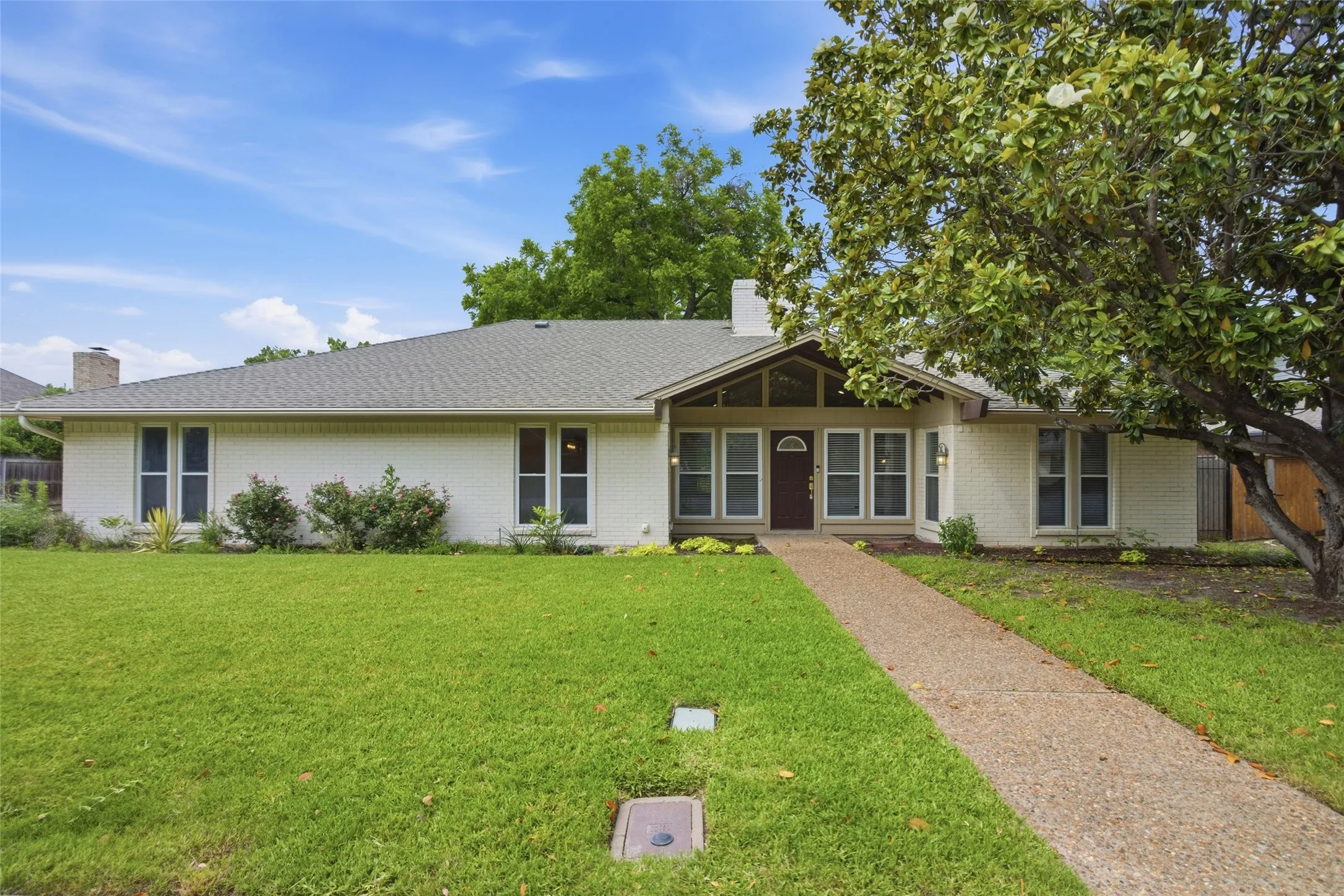 Single Family Residence For Sale in Tarrant County , 5440 Northcrest Road, Fort Worth, Texas 76107, 3 Bedroom, 2 Bathroom, 2 Garage spaces, 2,558 Sqft, built in 1975, mls#21346058, Real Estate Agent in Fort Worth, Homes For Sale in Tarrant county, Homes For Sale in Fort Worth, Realtor in Fort Worth Texas, Real Estate Brokerage Independent Realty Texas, Luminita Cordes Realtor