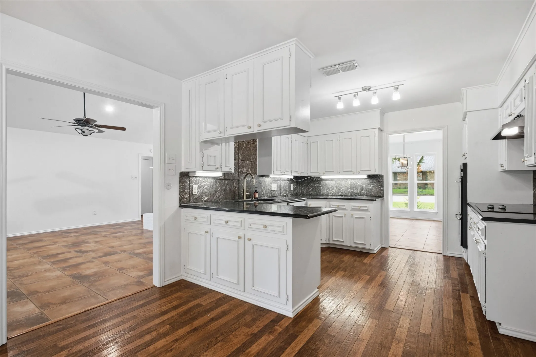 Single Family Residence For Sale in Tarrant County , 5440 Northcrest Road, Fort Worth, Texas 76107, 3 Bedroom, 2 Bathroom, 2 Garage spaces, 2,558 Sqft, built in 1975, mls#21346058, Real Estate Agent in Fort Worth, Homes For Sale in Tarrant county, Homes For Sale in Fort Worth, Realtor in Fort Worth Texas, Real Estate Brokerage Independent Realty Texas, Luminita Cordes Realtor