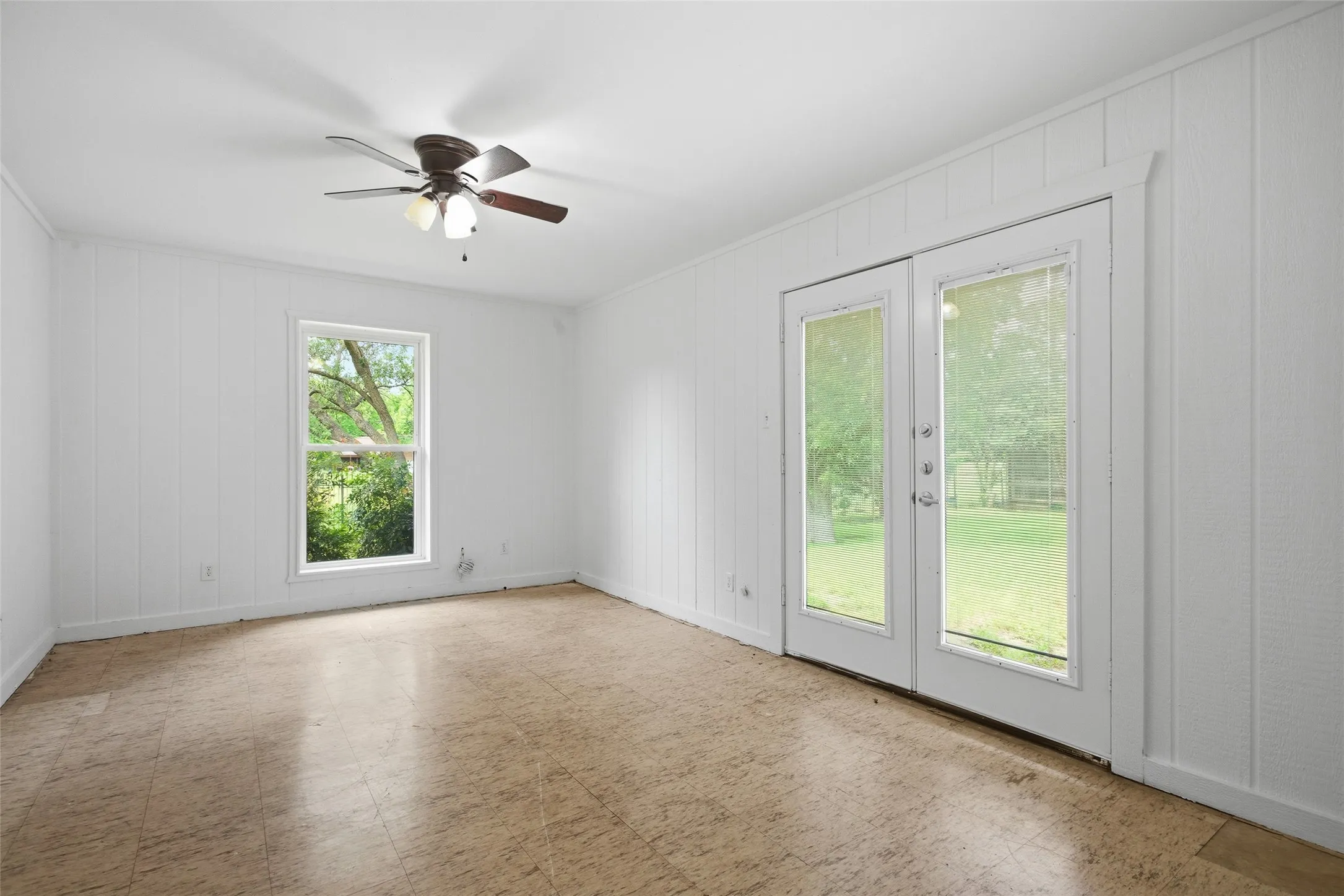 Single Family Residence For Sale in Tarrant County , 5440 Northcrest Road, Fort Worth, Texas 76107, 3 Bedroom, 2 Bathroom, 2 Garage spaces, 2,558 Sqft, built in 1975, mls#21346058, Real Estate Agent in Fort Worth, Homes For Sale in Tarrant county, Homes For Sale in Fort Worth, Realtor in Fort Worth Texas, Real Estate Brokerage Independent Realty Texas, Luminita Cordes Realtor
