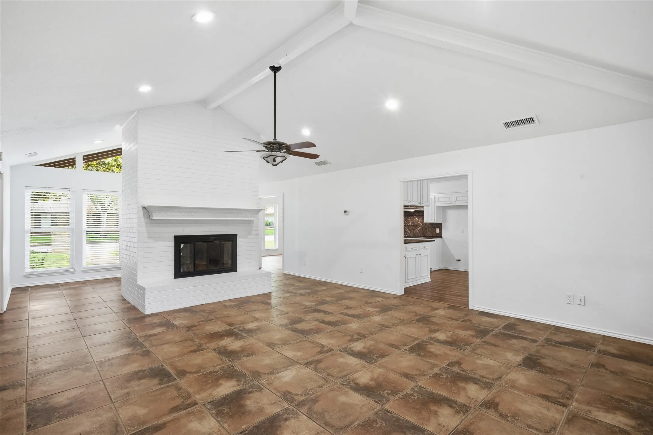 Single Family Residence For Sale in Tarrant County , 5440 Northcrest Road, Fort Worth, Texas 76107, 3 Bedroom, 2 Bathroom, 2 Garage spaces, 2,558 Sqft, built in 1975, mls#21346058, Real Estate Agent in Fort Worth, Homes For Sale in Tarrant county, Homes For Sale in Fort Worth, Realtor in Fort Worth Texas, Real Estate Brokerage Independent Realty Texas, Luminita Cordes Realtor
