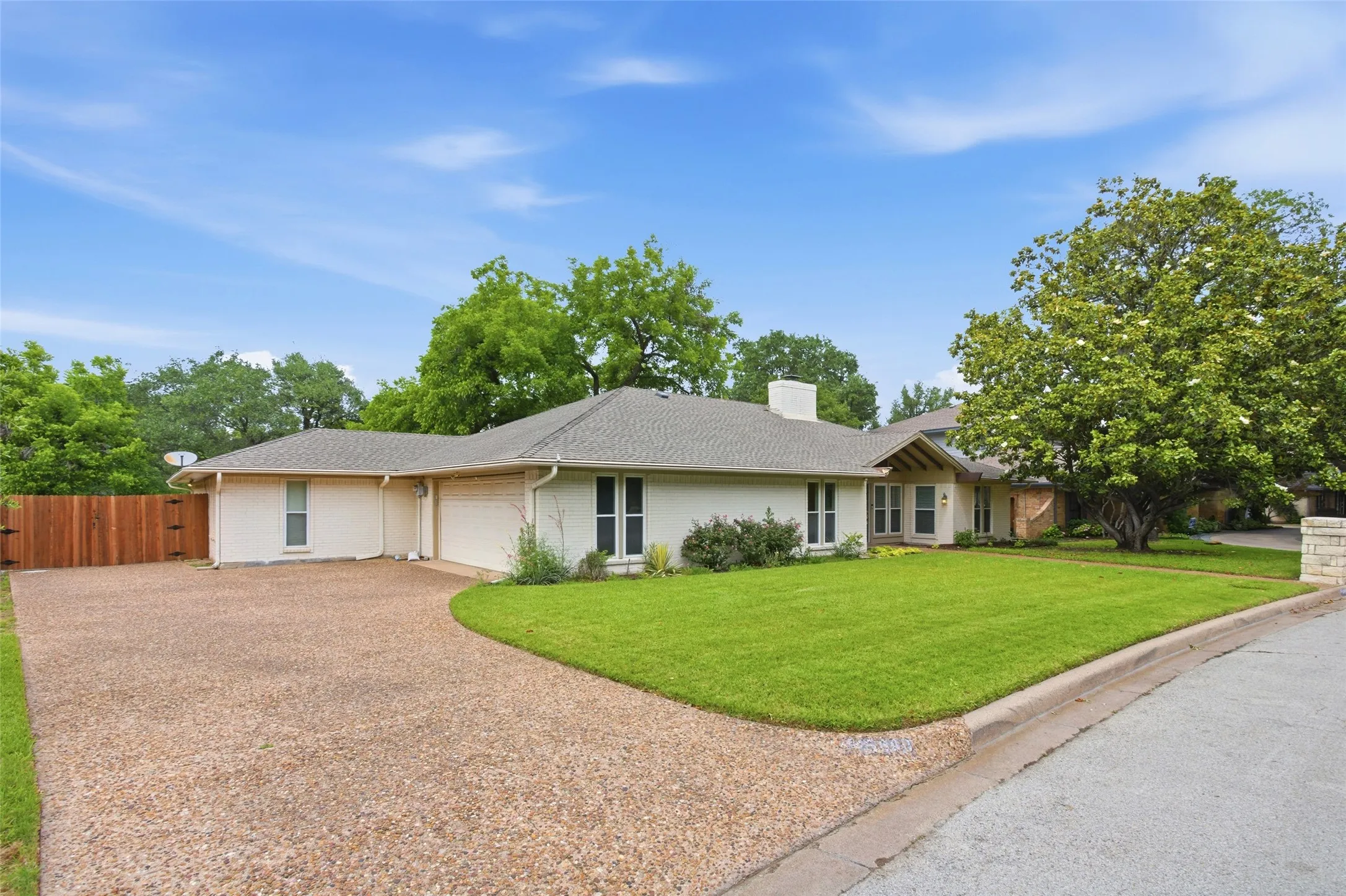 Single Family Residence For Sale in Tarrant County , 5440 Northcrest Road, Fort Worth, Texas 76107, 3 Bedroom, 2 Bathroom, 2 Garage spaces, 2,558 Sqft, built in 1975, mls#21346058, Real Estate Agent in Fort Worth, Homes For Sale in Tarrant county, Homes For Sale in Fort Worth, Realtor in Fort Worth Texas, Real Estate Brokerage Independent Realty Texas, Luminita Cordes Realtor