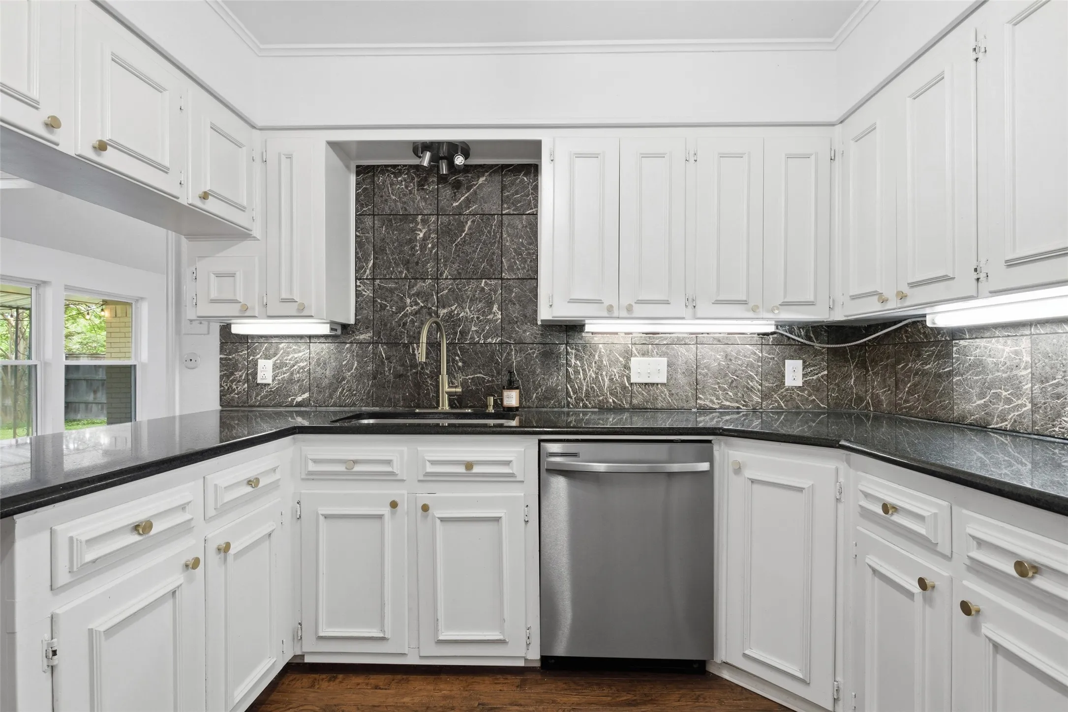 Single Family Residence For Sale in Tarrant County , 5440 Northcrest Road, Fort Worth, Texas 76107, 3 Bedroom, 2 Bathroom, 2 Garage spaces, 2,558 Sqft, built in 1975, mls#21346058, Real Estate Agent in Fort Worth, Homes For Sale in Tarrant county, Homes For Sale in Fort Worth, Realtor in Fort Worth Texas, Real Estate Brokerage Independent Realty Texas, Luminita Cordes Realtor