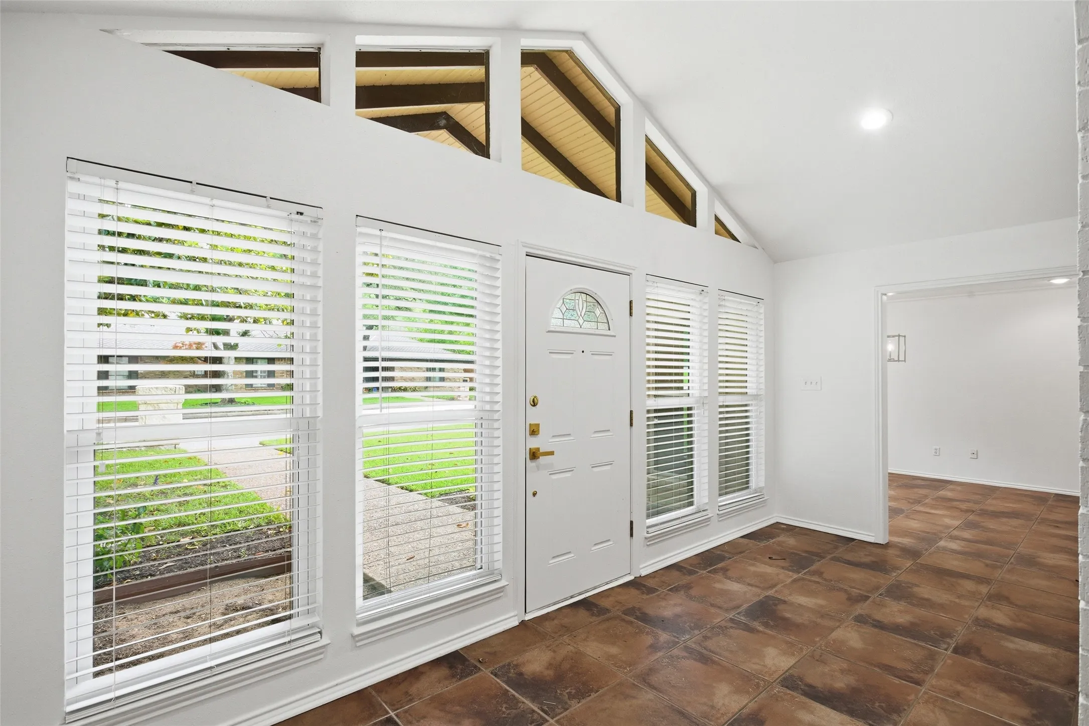 Single Family Residence For Sale in Tarrant County , 5440 Northcrest Road, Fort Worth, Texas 76107, 3 Bedroom, 2 Bathroom, 2 Garage spaces, 2,558 Sqft, built in 1975, mls#21346058, Real Estate Agent in Fort Worth, Homes For Sale in Tarrant county, Homes For Sale in Fort Worth, Realtor in Fort Worth Texas, Real Estate Brokerage Independent Realty Texas, Luminita Cordes Realtor