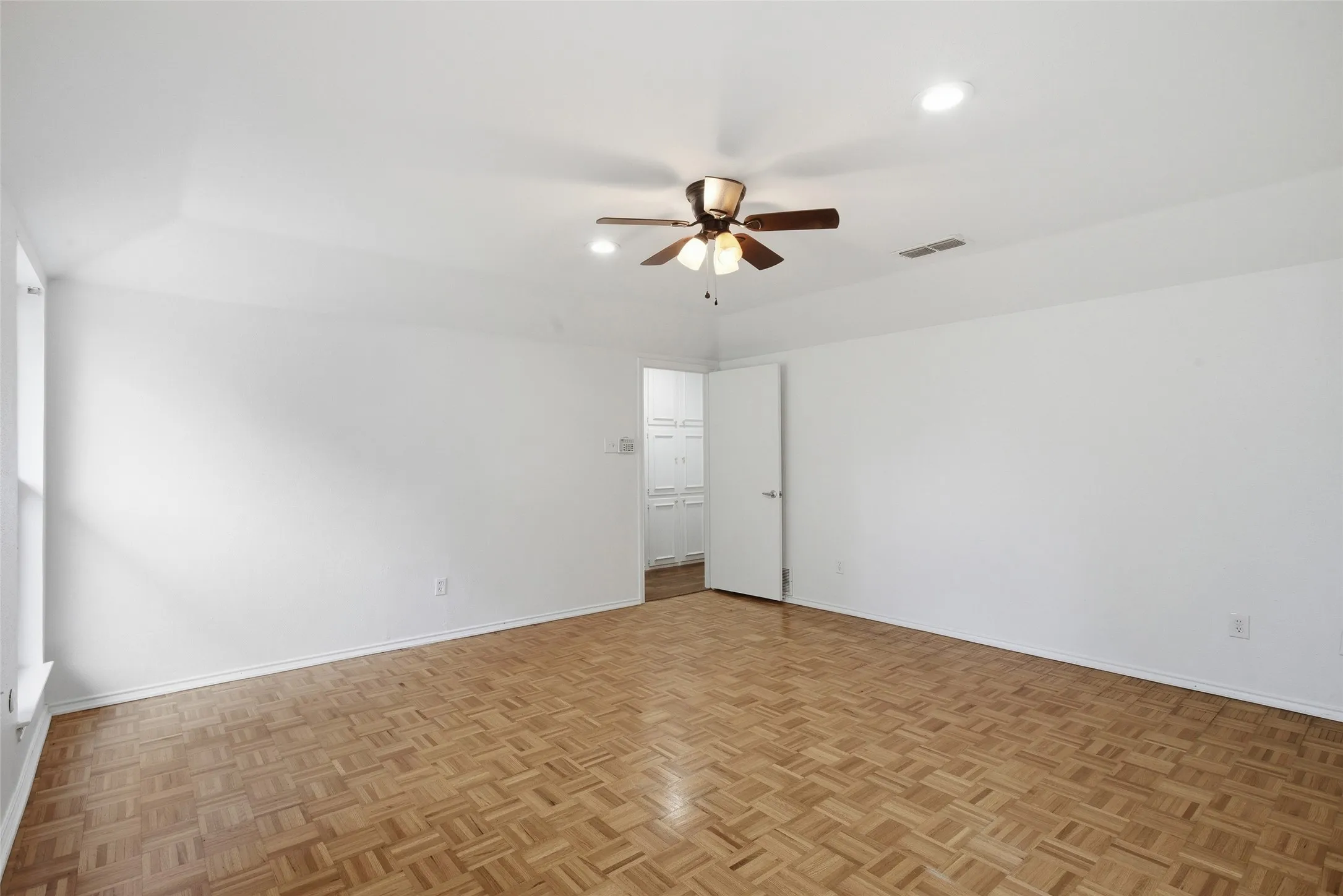 Single Family Residence For Sale in Tarrant County , 5440 Northcrest Road, Fort Worth, Texas 76107, 3 Bedroom, 2 Bathroom, 2 Garage spaces, 2,558 Sqft, built in 1975, mls#21346058, Real Estate Agent in Fort Worth, Homes For Sale in Tarrant county, Homes For Sale in Fort Worth, Realtor in Fort Worth Texas, Real Estate Brokerage Independent Realty Texas, Luminita Cordes Realtor