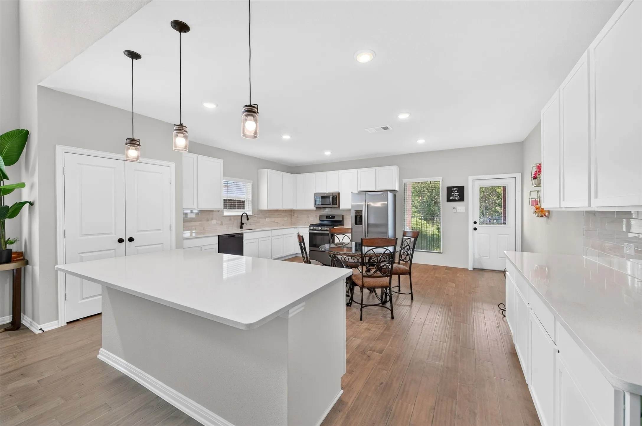 Single Family Residence For Sale in Kaufman County , 2123 Milligan Street, Forney, Texas 75126, 4 Bedroom, 4 Bathroom, 2 Garage spaces, 2,820 Sqft, built in 2024, mls#21346865, Real Estate Agent in Forney, Homes For Sale in Kaufman county, Homes For Sale in Forney, Realtor in Forney Texas, Real Estate Brokerage Independent Realty Texas, Luminita Cordes Realtor