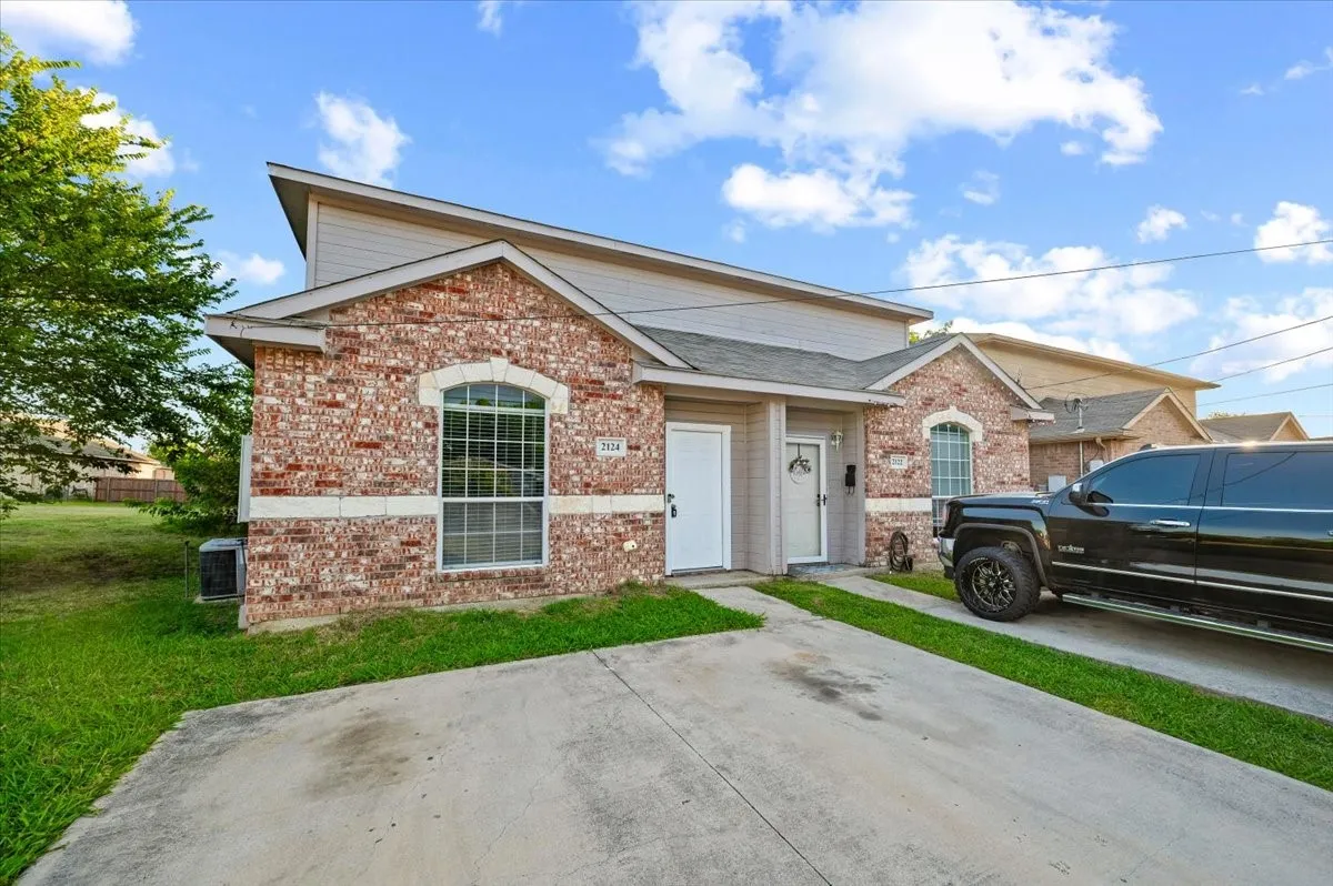 Duplex For Sale in Dallas County , 2122 W E Roberts Drive, Grand Prairie, Texas 75051, 8 Bedroom, 4 Bathroom, Garage spaces, 0 Sqft, built in 2004, mls#21346684, Real Estate Agent in Grand Prairie, Homes For Sale in Dallas county, Homes For Sale in Grand Prairie, Realtor in Grand Prairie Texas, Real Estate Brokerage Independent Realty Texas, Luminita Cordes Realtor