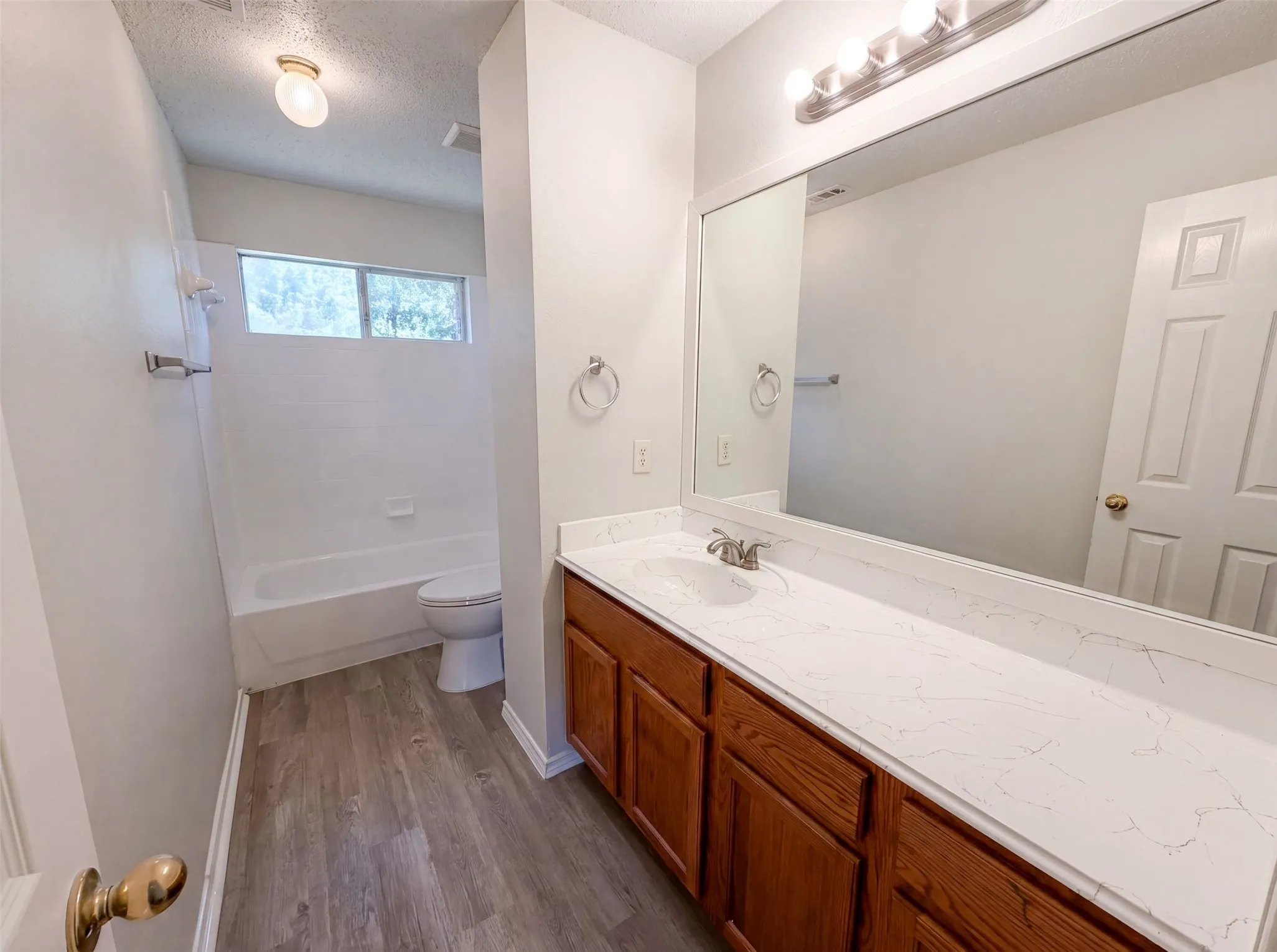 Single Family Residence For Sale in Dallas County , 448 N Waterford Oaks Drive, Cedar Hill, Texas 75104, 4 Bedroom, 3 Bathroom, 2 Garage spaces, 2,638 Sqft, built in 2002, mls#21347446, Real Estate Agent in Cedar Hill, Homes For Sale in Dallas county, Homes For Sale in Cedar Hill, Realtor in Cedar Hill Texas, Real Estate Brokerage Independent Realty Texas, Luminita Cordes Realtor